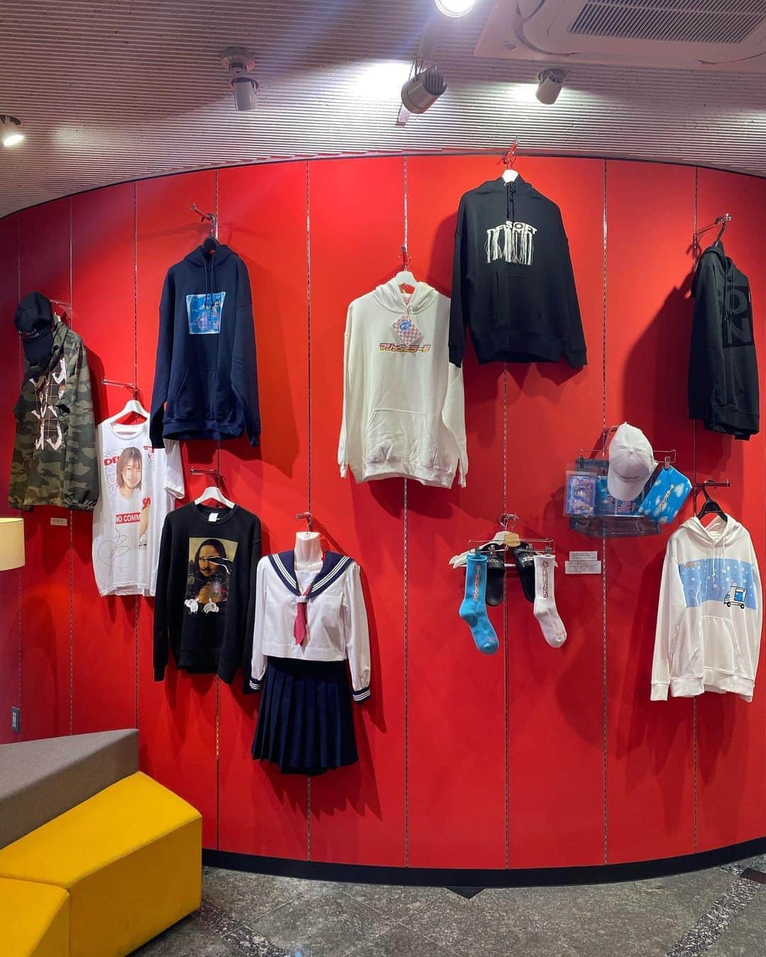のインスタグラム：「【SOFT ON DEMAND】  パーカー日和  プロダクション選びは慎重に  #AV #AVメーカー #AV事務所 #AVプロダクション #AV女優 #セクシー女優 #シーモア #cmore_ent #アダルトビデオ #原宿 #表参道 #神宮前 #新中野 #SODクリエイト #ソフトオンデマンド #softondemand #apparel #アパレル #パーカー #展示会 #AW」