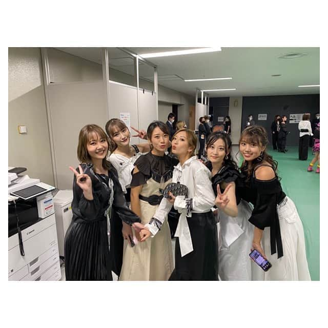 福本愛菜さんのインスタグラム写真 - (福本愛菜Instagram)「1期生たちといっぱい写真撮ったよ〜🥰 . みんなで集まると懐かしい話ばっか💓. 楽屋でもメイクルームでも多分1番うるさかったよな🤣笑笑 . . 最後の写真は最年長2人とおバカ三姉妹🤪. よく一緒におって怒られたよなw . 愛菜のレッスンシューズに粘土入れるとか隠すとかほんまやめや、笑 . . #10年の月日を感じる #いい意味で #みんな #変わらん」10月26日 15時12分 - aina_fukumoto