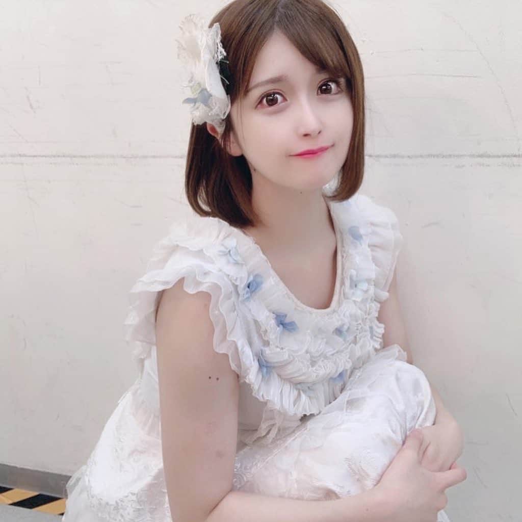 佐倉みきさんのインスタグラム写真 - (佐倉みきInstagram)「おすわり！  水色と白が特別に好きな色だから この衣装すきなのさ🤤  #アイドル #衣装 #アイドル衣装 #白 #水色 #犬」10月26日 15時13分 - sakura_miki96