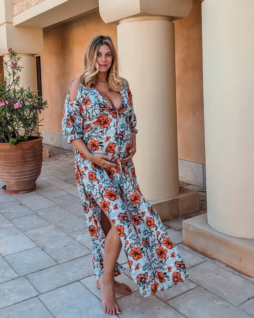 Ashley Jamesさんのインスタグラム写真 - (Ashley JamesInstagram)「I love the story behind this dress and wearing it today really made me think of the journey I've been on the last few years... I bought it in a little shop in Tulum in September 2017 when I decided to go solo travelling round Mexico. I booked it on a whim because honestly I was in a bit of a rut, and I just had this gut instinct I should fly to Mexico, but when the day came to fly I was pretty terrified. But I knew I needed to get away.  At that point, I'd been single for 3 years having come out of a pretty traumatic breakup, and my self esteem was in tatters. I desperately wanted validation from a relationship - I had no boundaries or confidence and just kept continuously getting my heart broken. With each heartbreak my self esteem got lower and I was lonely, I felt misunderstood and didn't understand what I was doing wrong.  When I embarked on that trip, I think I even deep down hoped I'd meet someone and fall in love... Because that happens to loads of people when they travel, right? I didn't find love that trip, well, not in the way I was hoping for. But I did find love for myself (sorry that's so cringey)... I reconnected with myself, did a lot of spiritual readings, rediscovered lots of hobbies, started reading about boundaries, healthy relationships... It's where I realised my happiness didn't depend on my relationship status, and I guess it's what lead me to finding the joy in being single.  So it kinda made me smile to put on the dress today, and think how that trip not only began my journey of self love, but also ignited my passion to empower women to love their lives regardless of their relationship status, to learn to really love and trust themselves so they only attract healthy relationships. 🤸🏼‍♀️✨❤️ Plus little did I know what life had in store for me 3 years and 1 month later... who knows where our lives will be in another 3 years and 1 month... This year has proven that we never know what's around the corner. But if we invest in loving ourselves and breaking unhealthy patterns, it can only be positive, even when there's storms. ✨」10月26日 6時23分 - ashleylouisejames