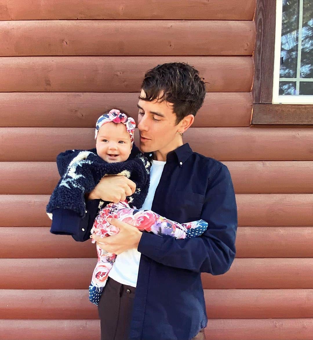 コナー・フランタのインスタグラム：「couldn’t stay away ♥️ she’s wriggly, giggly, and cute as can be...i love being an uncle 😩」