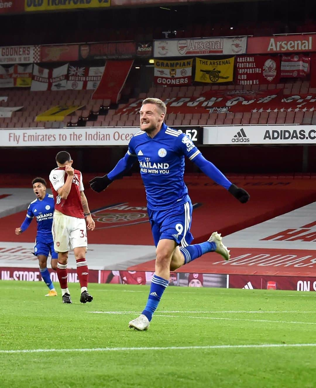 レスター・シティFCさんのインスタグラム写真 - (レスター・シティFCInstagram)「Vards and Emirates Stadium, name a better duo...  #ArsLei • #lcfc • #PL」10月26日 6時30分 - lcfc