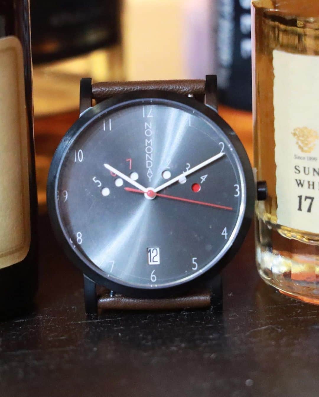 紋次郎さんのインスタグラム写真 - (紋次郎Instagram)「No Monday !!  今日はやすみと思って起きたのに月曜だった！ まさにこんな日のための時計かな🤣 @nomonday_jp  ブラウンに黒のコントラストがなかなか渋くてカッコいい！ ちなみに、お酒はなかなか開封できないブータンのウイスキー🥃  クーポンコード　montjju で10%オフになります！ @nomonday_jp  #ノーマンデー#時計#腕時計#nomonday#手元倶楽部#dog#dogstagram#instadog#chihuahua#barkbox#mydogiscutest#buzzfeed#dog_features#fluffypack#barkpack#dogsofinstaworld#dogsofinstagram#犬#チワワ#手作り#handmade#着物#fashion#紋次郎一家#チーム茶#ふわもこ部#igersjp#peco犬部#dogsofinstagram#dogfashion」10月26日 6時30分 - montjiro