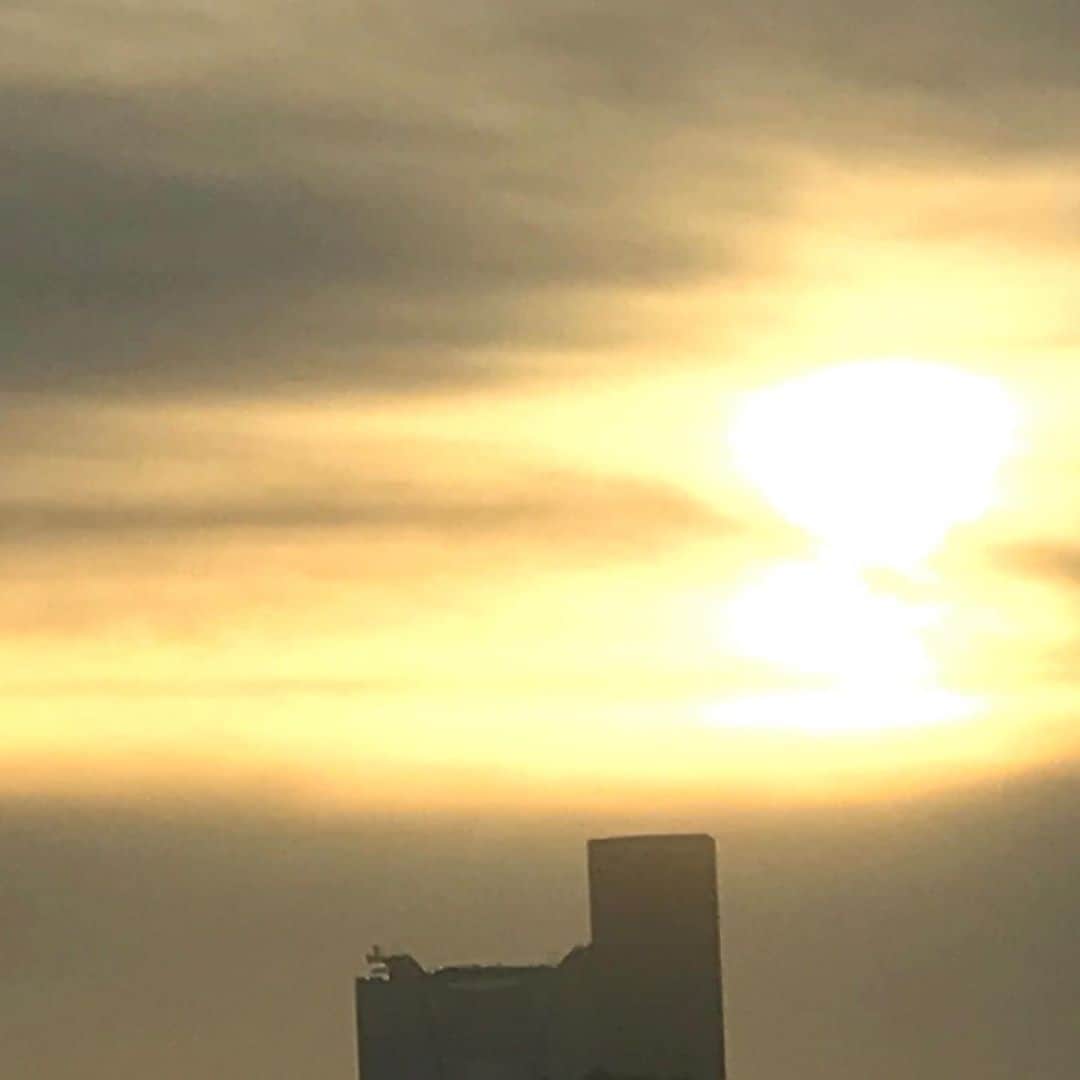 土屋眞弓のインスタグラム：「おはようございます☀  私の部屋から  今日も良い日を❣️  #sunrise  #goodmorning  #goodday」