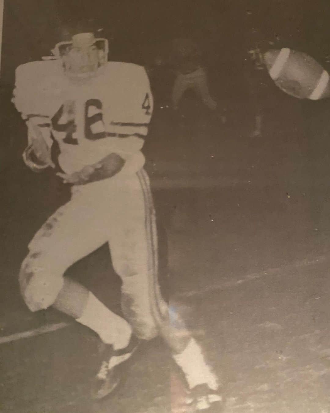 ビリー・レイ・サイラスのインスタグラム：「Today is #NationalTightEndsDay. I was a tight end for the Russell Red Devils. We won the State Championship my senior year! Yes. This is me catching the ball」