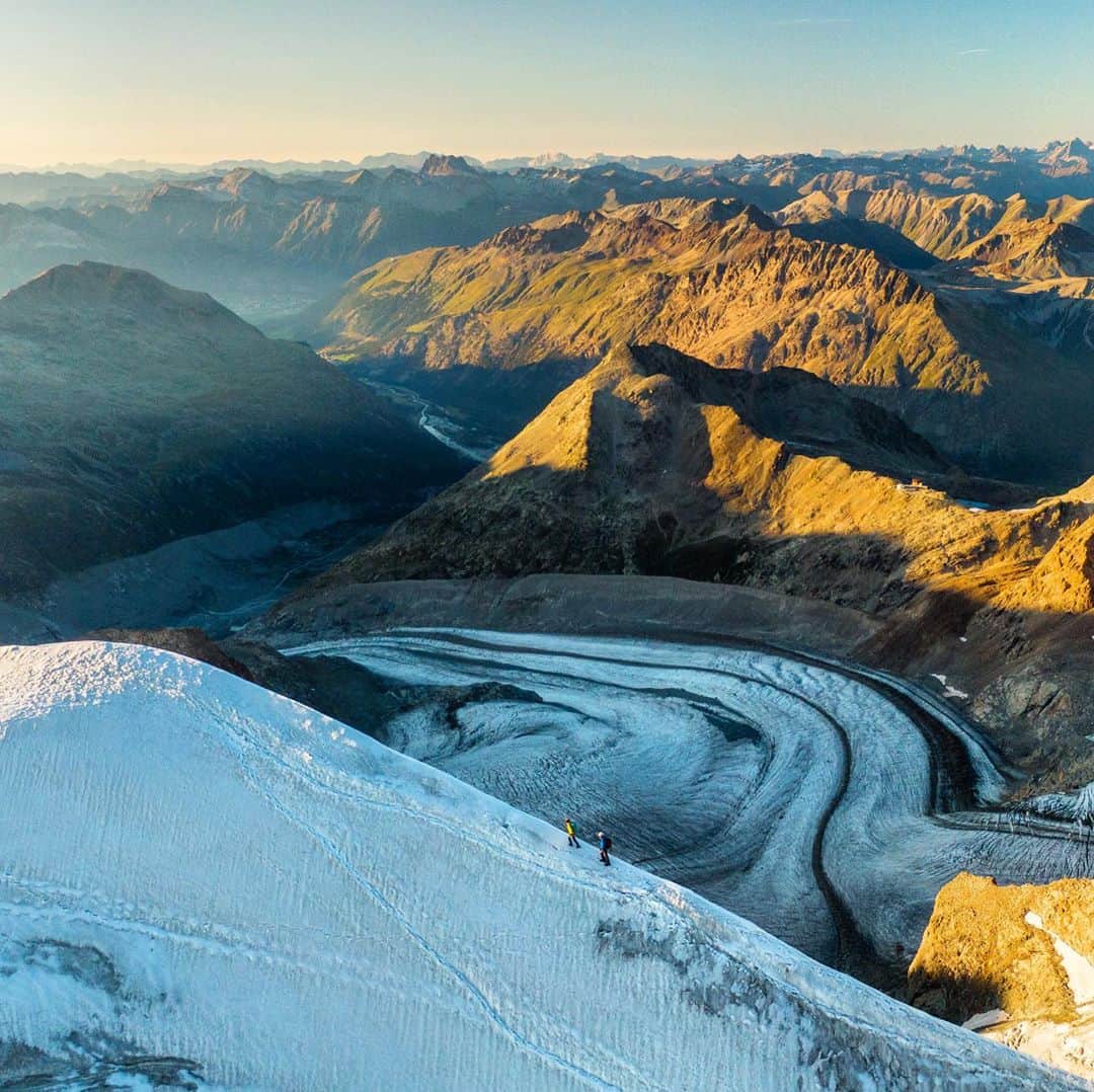 クリス・バーカードのインスタグラム：「A Swiss color palette atop a fading glacier.」