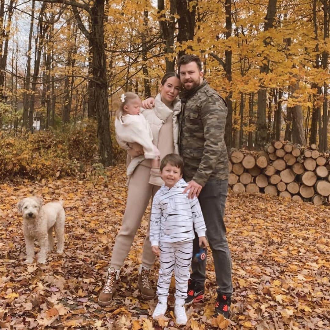 Helena Glazer Hodneのインスタグラム：「Maybe this year we’ll send our first christmas card🤔 #selftimerforthewin」