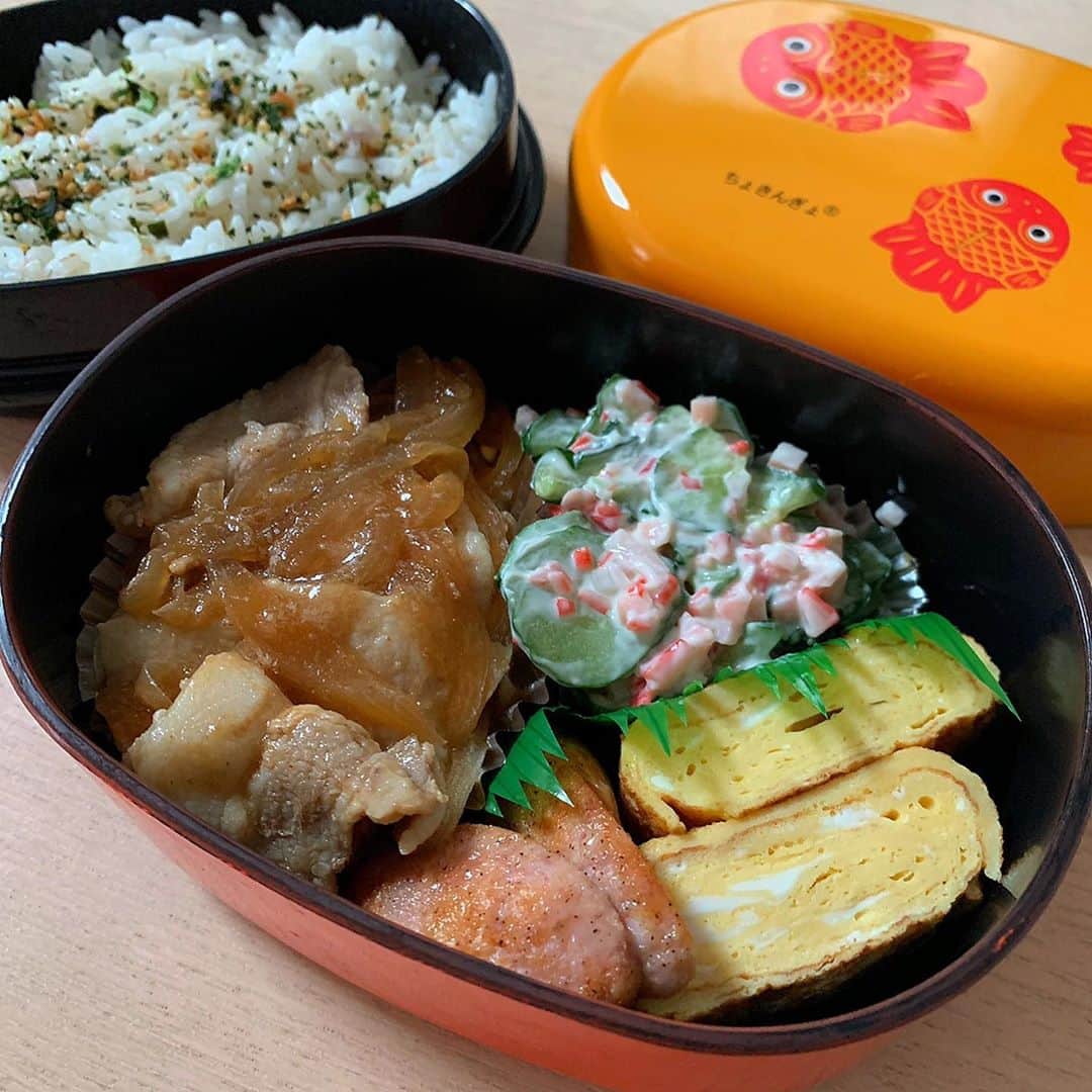 崎嫁ポァンですのインスタグラム：「+ (*Ü*)ﾉ"おはYoϋ♡Monday☁︎ + もぅ月曜日かぁ。 MY HOUSE account☞ @77ponstagram99  #崎嫁弁当  + + + #お弁当#弁当#lunch#lunchbox#bento#food#yummy#delicious#旦那弁当#愛妻弁当#自分弁当#料理#サラメシ#お弁当箱#お昼ごはん#ごはん#ご飯#和食#二段弁当 #生姜焼き」