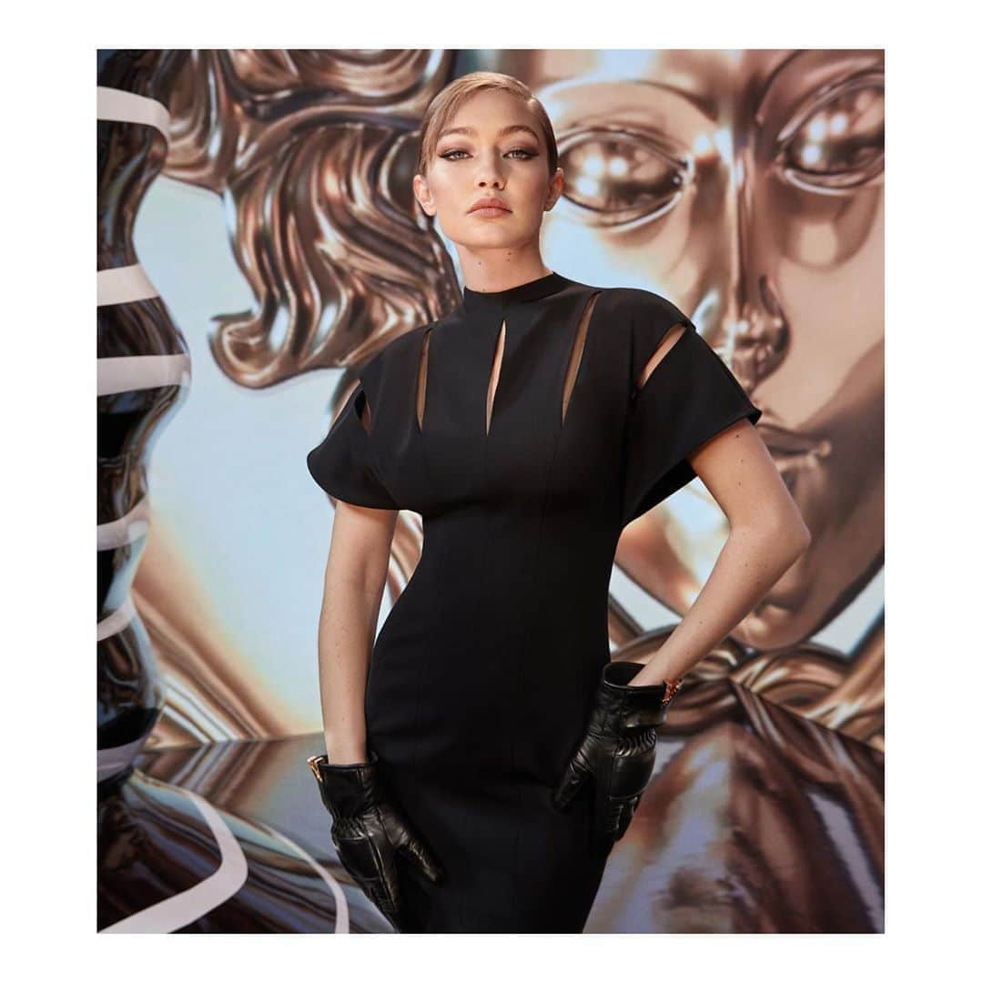 ジャンニヴェルサーチさんのインスタグラム写真 - (ジャンニヴェルサーチInstagram)「Dress code - @gigihadid wears a slashed dress from the #VersaceFW20 Collection. Find the runway edit through the link in bio.」10月26日 6時52分 - versace