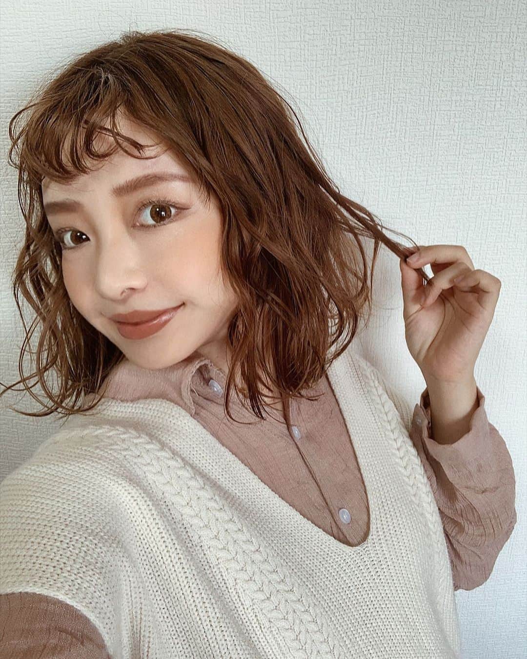 ayacasuのインスタグラム：「* * * 今日から38w🤰🏼🌿 * * いきなりパーマかけてみたくなって 自分でそれっぽく巻いてみたら 前髪が短過ぎてスーパーオン眉になった🤣 でも記念に載せとこー😂笑 1回でいいからパーマしてみたいけど。。👩🏽‍🦱 不評な声もあったから一旦保留☁️☁️笑 * * * #パーマ風#ヘアスタイル#hairstyle#ボブ#ボブヘアー#前髪セット#妊婦#ぷんにー#臨月#ぷんにーらいふ#matanity#初マタ#マタニティ#selfie#プレママ#マタママ#11月出産予定#男の子ママ予定#babyinme#パーマ#パーマヘアー#ブラウンメイク#第一子妊娠中#オン眉#38w」