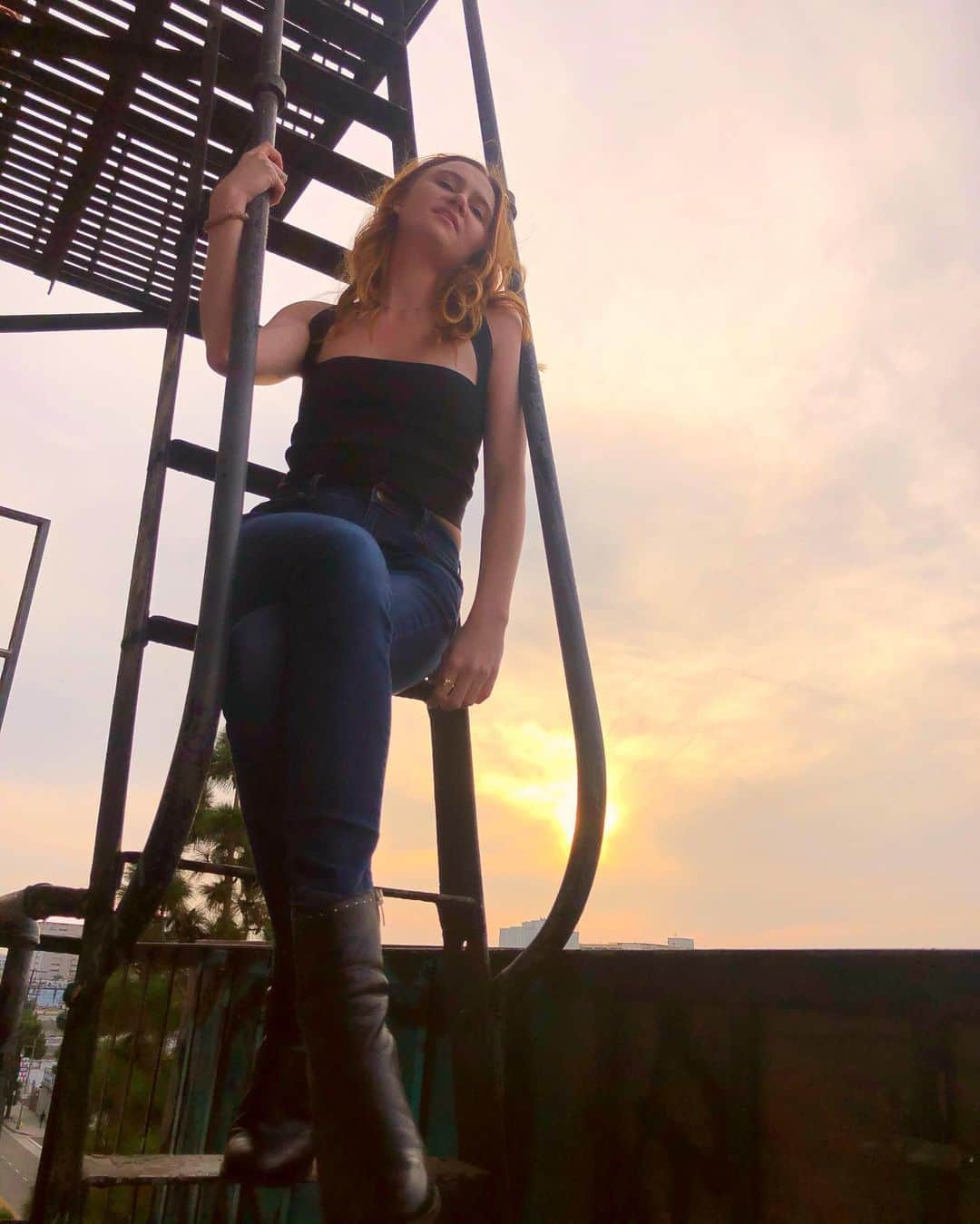 キーリー・マーシャルのインスタグラム：「Instead of chasing waterfalls, I went and chased a fire escape. 🤩 (I’m afraid of heights)」