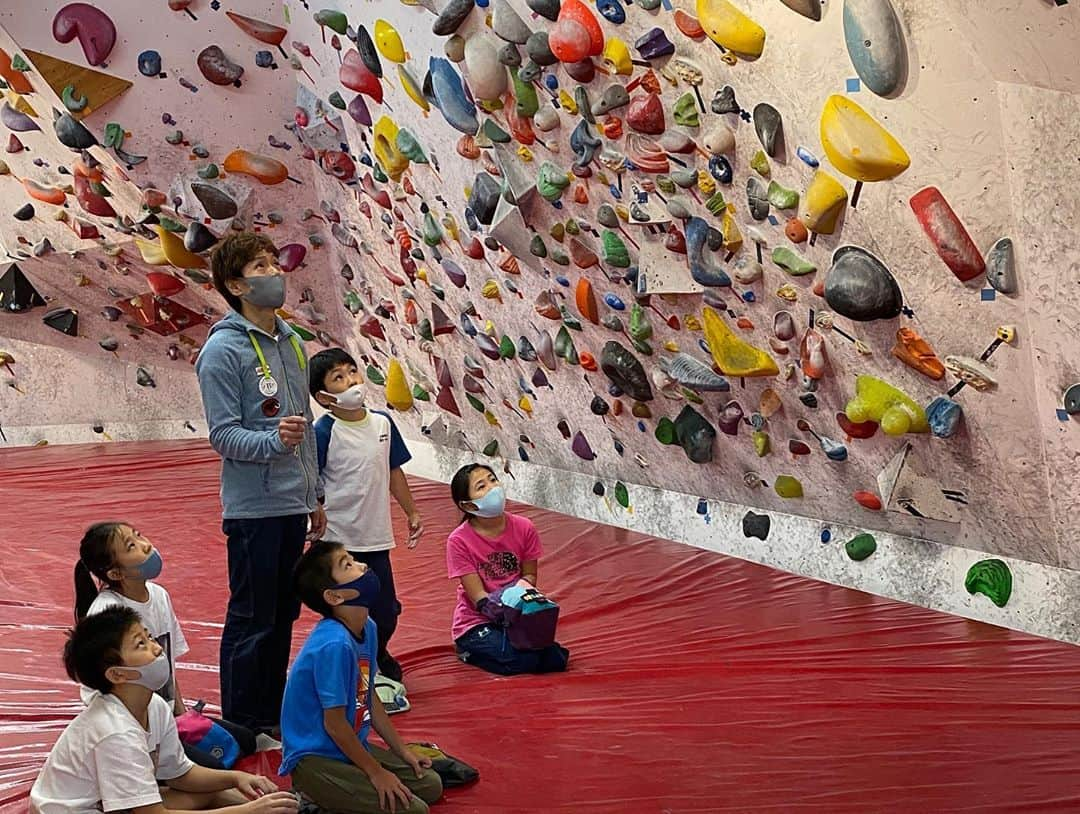 伊東秀和さんのインスタグラム写真 - (伊東秀和Instagram)「週末のユース対象レッスン終了🌈 @climbinggym_rocklands  @pump2climbing   岩に行きたくなるような最高の天気でしたね☀️朝から冷たい空気が気持ち良かった！  そんな中、レッスン参加ありがとうございました✨みんなお疲れ様。  集中していたね！ 回を重ねる度に課題の難易度やレッスンのペースにもついて来れるようになってきてる🔥 指導もどんどんハードになるね😁  11月は週末の単発レッスンはお休みになりますが、12月は開催できたらと思ってます。  11月はとうとうJAMとFLATでレッスン再開！楽しみ🌟 @climbingjam @climbingjam2 @flatbouldering   オリエンタルバイオ Presents 第3回ボルダリング小学生競技大会や、瀬戸内JAMでのイベント＆撮影などもあって楽しみが多い11月！！  楽しみながら日本の秋もゆっくり感じるぞ🍁  そして、今日は1年ぶりの岡山へ！岩＆レッスンで向かってます☀️ @raffinee_orientalbio @mammut_japan @camp1889 #ヒデスク #ヒデスク15周年tシャツ #上を向いて歩こう #気持ちいい季節 #climbing #lesson #伝える #楽しさ #道 #ボルダリング小学生競技大会 #瀬戸内jam #今日から岡山」10月26日 7時04分 - hide9a2019