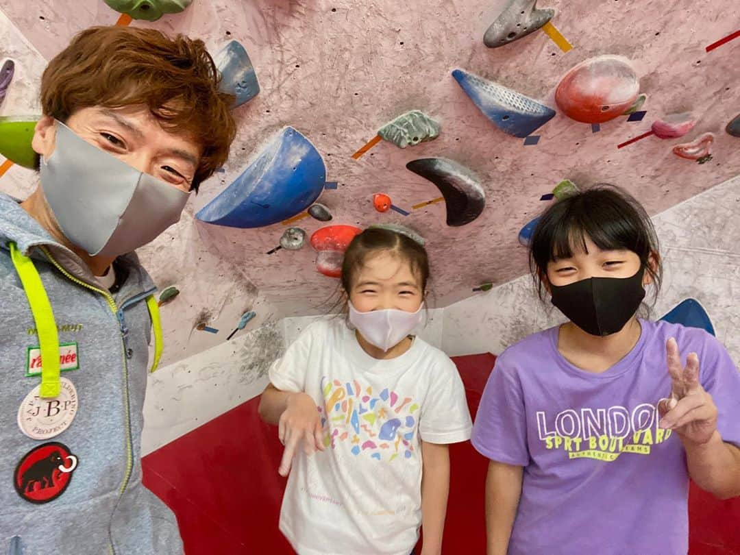 伊東秀和さんのインスタグラム写真 - (伊東秀和Instagram)「週末のユース対象レッスン終了🌈 @climbinggym_rocklands  @pump2climbing   岩に行きたくなるような最高の天気でしたね☀️朝から冷たい空気が気持ち良かった！  そんな中、レッスン参加ありがとうございました✨みんなお疲れ様。  集中していたね！ 回を重ねる度に課題の難易度やレッスンのペースにもついて来れるようになってきてる🔥 指導もどんどんハードになるね😁  11月は週末の単発レッスンはお休みになりますが、12月は開催できたらと思ってます。  11月はとうとうJAMとFLATでレッスン再開！楽しみ🌟 @climbingjam @climbingjam2 @flatbouldering   オリエンタルバイオ Presents 第3回ボルダリング小学生競技大会や、瀬戸内JAMでのイベント＆撮影などもあって楽しみが多い11月！！  楽しみながら日本の秋もゆっくり感じるぞ🍁  そして、今日は1年ぶりの岡山へ！岩＆レッスンで向かってます☀️ @raffinee_orientalbio @mammut_japan @camp1889 #ヒデスク #ヒデスク15周年tシャツ #上を向いて歩こう #気持ちいい季節 #climbing #lesson #伝える #楽しさ #道 #ボルダリング小学生競技大会 #瀬戸内jam #今日から岡山」10月26日 7時04分 - hide9a2019