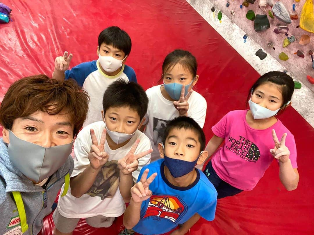 伊東秀和さんのインスタグラム写真 - (伊東秀和Instagram)「週末のユース対象レッスン終了🌈 @climbinggym_rocklands  @pump2climbing   岩に行きたくなるような最高の天気でしたね☀️朝から冷たい空気が気持ち良かった！  そんな中、レッスン参加ありがとうございました✨みんなお疲れ様。  集中していたね！ 回を重ねる度に課題の難易度やレッスンのペースにもついて来れるようになってきてる🔥 指導もどんどんハードになるね😁  11月は週末の単発レッスンはお休みになりますが、12月は開催できたらと思ってます。  11月はとうとうJAMとFLATでレッスン再開！楽しみ🌟 @climbingjam @climbingjam2 @flatbouldering   オリエンタルバイオ Presents 第3回ボルダリング小学生競技大会や、瀬戸内JAMでのイベント＆撮影などもあって楽しみが多い11月！！  楽しみながら日本の秋もゆっくり感じるぞ🍁  そして、今日は1年ぶりの岡山へ！岩＆レッスンで向かってます☀️ @raffinee_orientalbio @mammut_japan @camp1889 #ヒデスク #ヒデスク15周年tシャツ #上を向いて歩こう #気持ちいい季節 #climbing #lesson #伝える #楽しさ #道 #ボルダリング小学生競技大会 #瀬戸内jam #今日から岡山」10月26日 7時04分 - hide9a2019