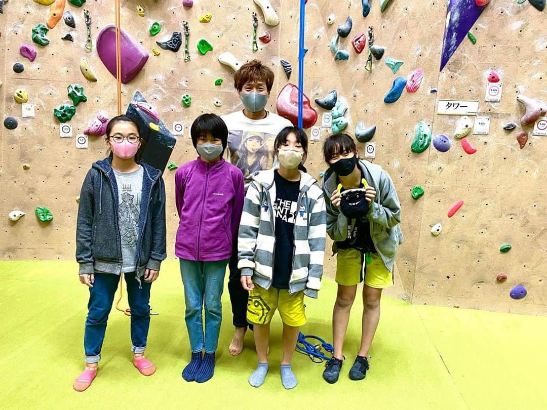 伊東秀和さんのインスタグラム写真 - (伊東秀和Instagram)「週末のユース対象レッスン終了🌈 @climbinggym_rocklands  @pump2climbing   岩に行きたくなるような最高の天気でしたね☀️朝から冷たい空気が気持ち良かった！  そんな中、レッスン参加ありがとうございました✨みんなお疲れ様。  集中していたね！ 回を重ねる度に課題の難易度やレッスンのペースにもついて来れるようになってきてる🔥 指導もどんどんハードになるね😁  11月は週末の単発レッスンはお休みになりますが、12月は開催できたらと思ってます。  11月はとうとうJAMとFLATでレッスン再開！楽しみ🌟 @climbingjam @climbingjam2 @flatbouldering   オリエンタルバイオ Presents 第3回ボルダリング小学生競技大会や、瀬戸内JAMでのイベント＆撮影などもあって楽しみが多い11月！！  楽しみながら日本の秋もゆっくり感じるぞ🍁  そして、今日は1年ぶりの岡山へ！岩＆レッスンで向かってます☀️ @raffinee_orientalbio @mammut_japan @camp1889 #ヒデスク #ヒデスク15周年tシャツ #上を向いて歩こう #気持ちいい季節 #climbing #lesson #伝える #楽しさ #道 #ボルダリング小学生競技大会 #瀬戸内jam #今日から岡山」10月26日 7時04分 - hide9a2019