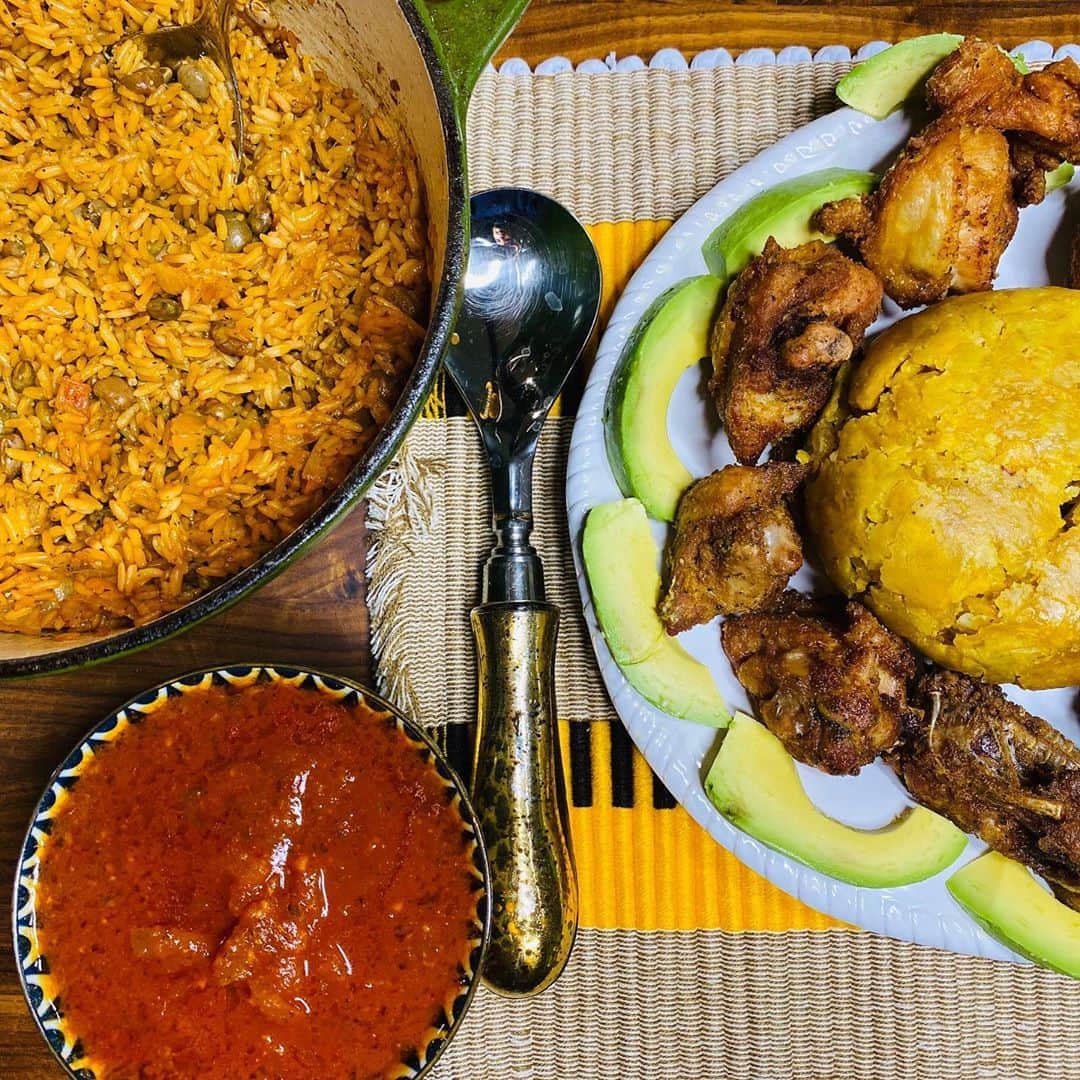ケリスのインスタグラム：「Gold mine box is on sale available now !!! Go to bountyandfull.com arroz con gondulez , mofongo y chicharon de pollo , salsa criollo. @bountyandfull it's a lifestyle」