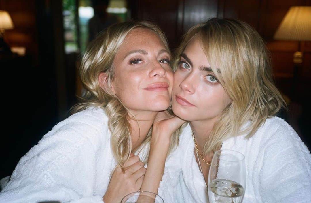 カーラ・デルヴィーニュのインスタグラム：「2/3 @della_vite」