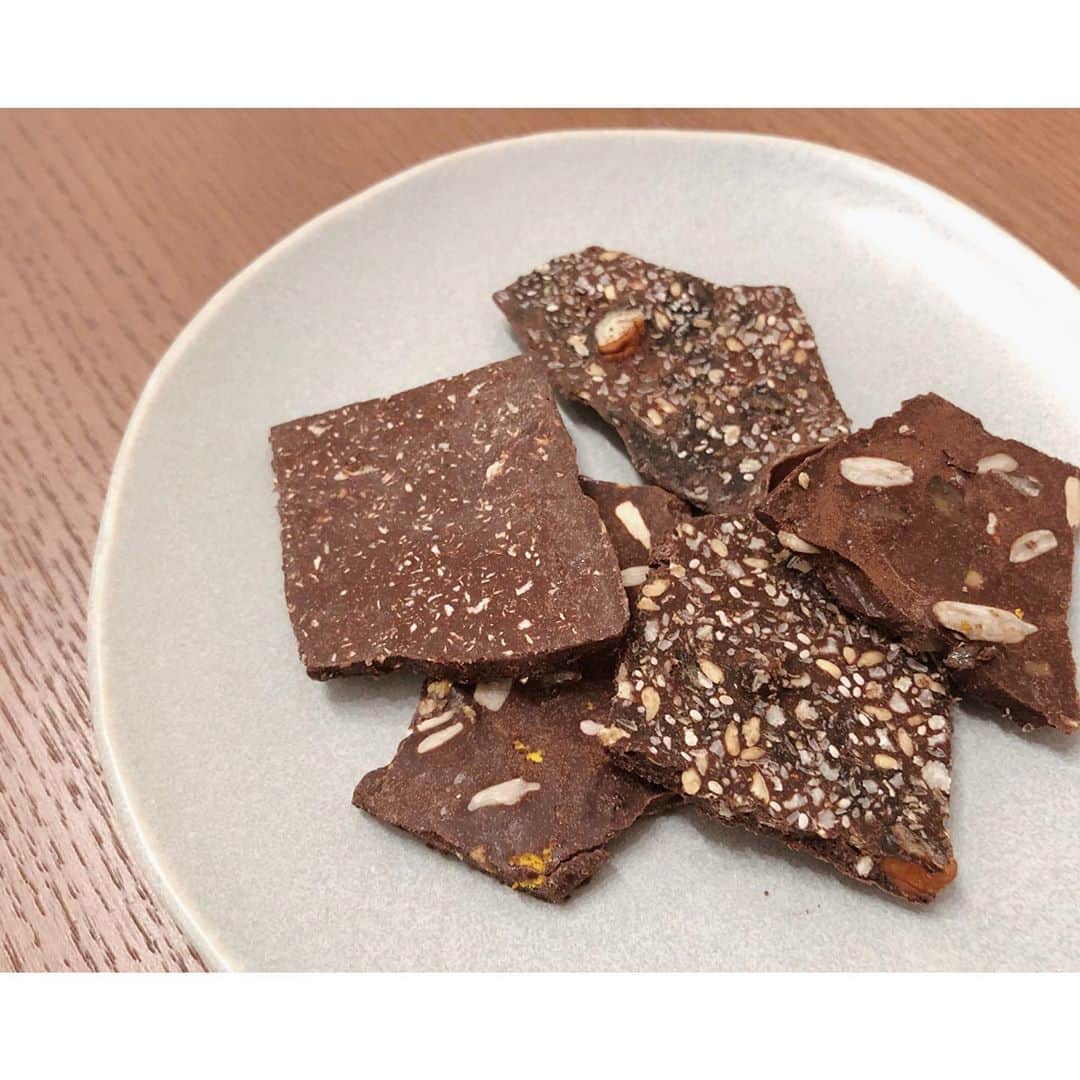 太田彩乃のインスタグラム：「RAW Chocolate🧡 3種類の板チョコを作りました。 とろけるチョコレート。混ぜて冷やし固めるだけの簡単チョコレート。 . . #ローチョコレート #rawchocolate #rawfood #酵素 #beautysweets #ギルトフリー #栄養満点 #腸活」