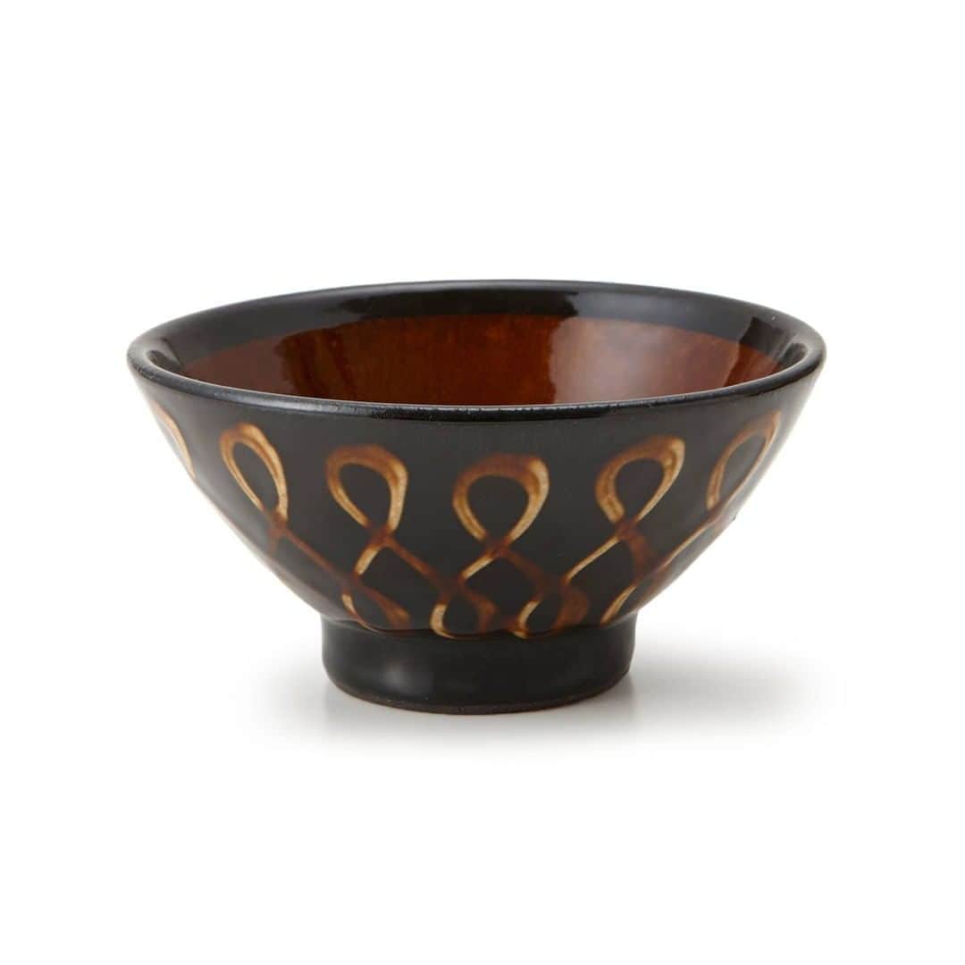 Komerco-コメルコ-さんのインスタグラム写真 - (Komerco-コメルコ-Instagram)「. “民芸”をもっとカジュアルに。 白米際立つごはん茶碗🍂  古くから、ヨーロッパなどの世界各地で 民芸品に多用されてきたスリップウェア。  スリップウェアとは、器の表面を、スリップと呼ばれる 泥漿（でいしょう※水と粘土を適度な濃度に混ぜたもの）状の化粧土で装飾し、独特の装飾模様を施した陶器のことを指します。  このお茶碗は、スリップウェアの技法のままに、 「今」に馴染むデザインに落とし込まれているので 伝統をカジュアルに楽しむことができます✨  洋風なお料理やスイーツにも合わせられそうですね🙌  ------------------------------- Rikizo／スリップウェア ライスボウル リボン https://komer.co/products/zMKtfnouWpIg5e3u6HDR  ▷こちらの作品はKomercoアプリとWebサイトでクリエイターから直接ご購入いただけます。 ホーム画面の検索窓で「Rikizo」と検索してください🔎  ▷Web版はプロフィールリンクから📲 @komerco_official  ▷iOS版アプリのダウンロードはAppStoreにて「Komerco」または「コメルコ」と検索🔎 -------------------------------  #komerco #コメルコ #cookpad #クックパッド #komercoごはん #料理をもっと楽しく #おうちごはんを楽しもう #おうちごはん #instafood #foodpic #cookinglove #手しごと #komercoクラフト #クラフト #手作り #一点物 #Rikizo #茶碗 #正陶苑 #丸利玉樹利喜蔵商店 #クラフト #スリップウェア #ごはん茶碗 #美濃焼 #陶器」10月26日 7時30分 - komerco_official