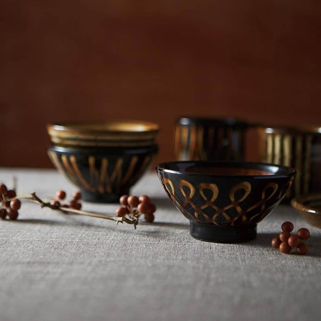 Komerco-コメルコ-さんのインスタグラム写真 - (Komerco-コメルコ-Instagram)「. “民芸”をもっとカジュアルに。 白米際立つごはん茶碗🍂  古くから、ヨーロッパなどの世界各地で 民芸品に多用されてきたスリップウェア。  スリップウェアとは、器の表面を、スリップと呼ばれる 泥漿（でいしょう※水と粘土を適度な濃度に混ぜたもの）状の化粧土で装飾し、独特の装飾模様を施した陶器のことを指します。  このお茶碗は、スリップウェアの技法のままに、 「今」に馴染むデザインに落とし込まれているので 伝統をカジュアルに楽しむことができます✨  洋風なお料理やスイーツにも合わせられそうですね🙌  ------------------------------- Rikizo／スリップウェア ライスボウル リボン https://komer.co/products/zMKtfnouWpIg5e3u6HDR  ▷こちらの作品はKomercoアプリとWebサイトでクリエイターから直接ご購入いただけます。 ホーム画面の検索窓で「Rikizo」と検索してください🔎  ▷Web版はプロフィールリンクから📲 @komerco_official  ▷iOS版アプリのダウンロードはAppStoreにて「Komerco」または「コメルコ」と検索🔎 -------------------------------  #komerco #コメルコ #cookpad #クックパッド #komercoごはん #料理をもっと楽しく #おうちごはんを楽しもう #おうちごはん #instafood #foodpic #cookinglove #手しごと #komercoクラフト #クラフト #手作り #一点物 #Rikizo #茶碗 #正陶苑 #丸利玉樹利喜蔵商店 #クラフト #スリップウェア #ごはん茶碗 #美濃焼 #陶器」10月26日 7時30分 - komerco_official
