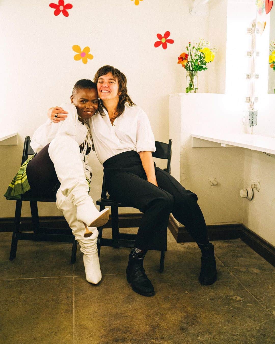 コートニー・バーネットのインスタグラム：「happy birthday to you @vagabonvagabon 🌹🌹🌹🌹🌹 photos by @poonehghana 14.02.2020」