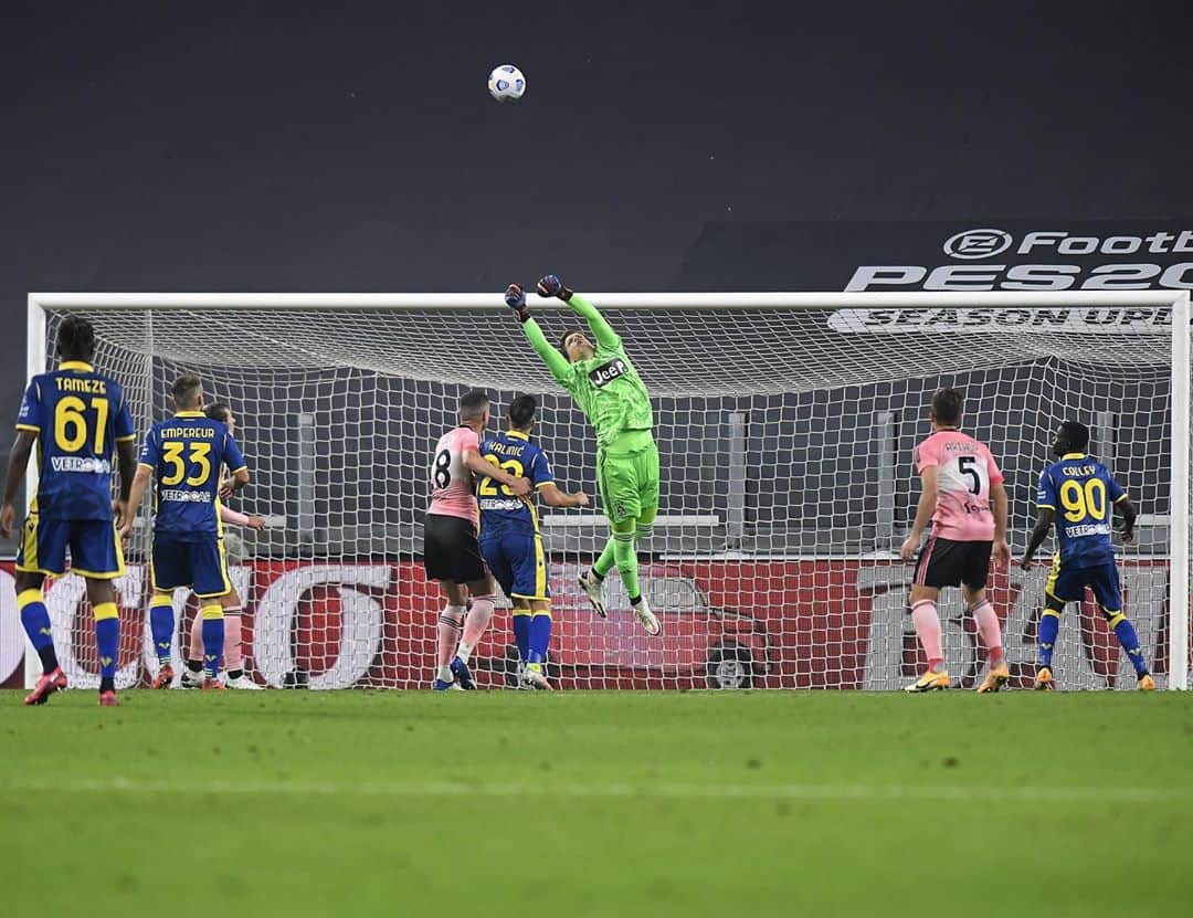ヴォイチェフ・シュチェスニーのインスタグラム：「Only taking a point tonight but this team never gives up💪⚪️⚫️  #ForzaJuve #JuveVerona #finoallafine」