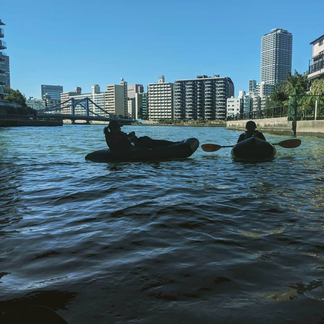 山下晃和さんのインスタグラム写真 - (山下晃和Instagram)「【OUTDOOR】さりげなく小型船舶一級免許を持っているので、東京都内の船の航行ルールというものを熟知しておりまして、東京パックラフトもここ数年でいろんなルートを開拓出来るように  この日も新しいルートへ  パックラフトは空気で膨らませるボートのことで、重さは約2kg、二人用テントくらいの大きさなので、バックパックに背負って運べます  東京には簡易船着場という場所が乗り降りできるところで、動力船ではないので、基本は河川のどこでも漕ぐことができます  秋の行楽日和なんて日も、カヤックのグループ1組くらいしかいないので 人の混雑などはまずないです  地下鉄移動なんで渋滞もなく、アドベンチャーが気軽に手軽に楽しめますよ  #パックラフト #何から始めるかまずは買うこと #そこから冒険は始まる #肩の筋肉痛 #packraft #packraftinh #outdoor #Tokyo #渋滞知らず #空いてる #マリンジェットはたくさんいた #川下り #東京が楽しい #東京 #駒形橋 #アクティビティ #旅 #水もの #隅田川 #小名木川 #東京スカイツリー #東京都のマーク #イチョウのマーク #keenambassador #keen @keen_japan」10月26日 7時34分 - travel_akikazoo