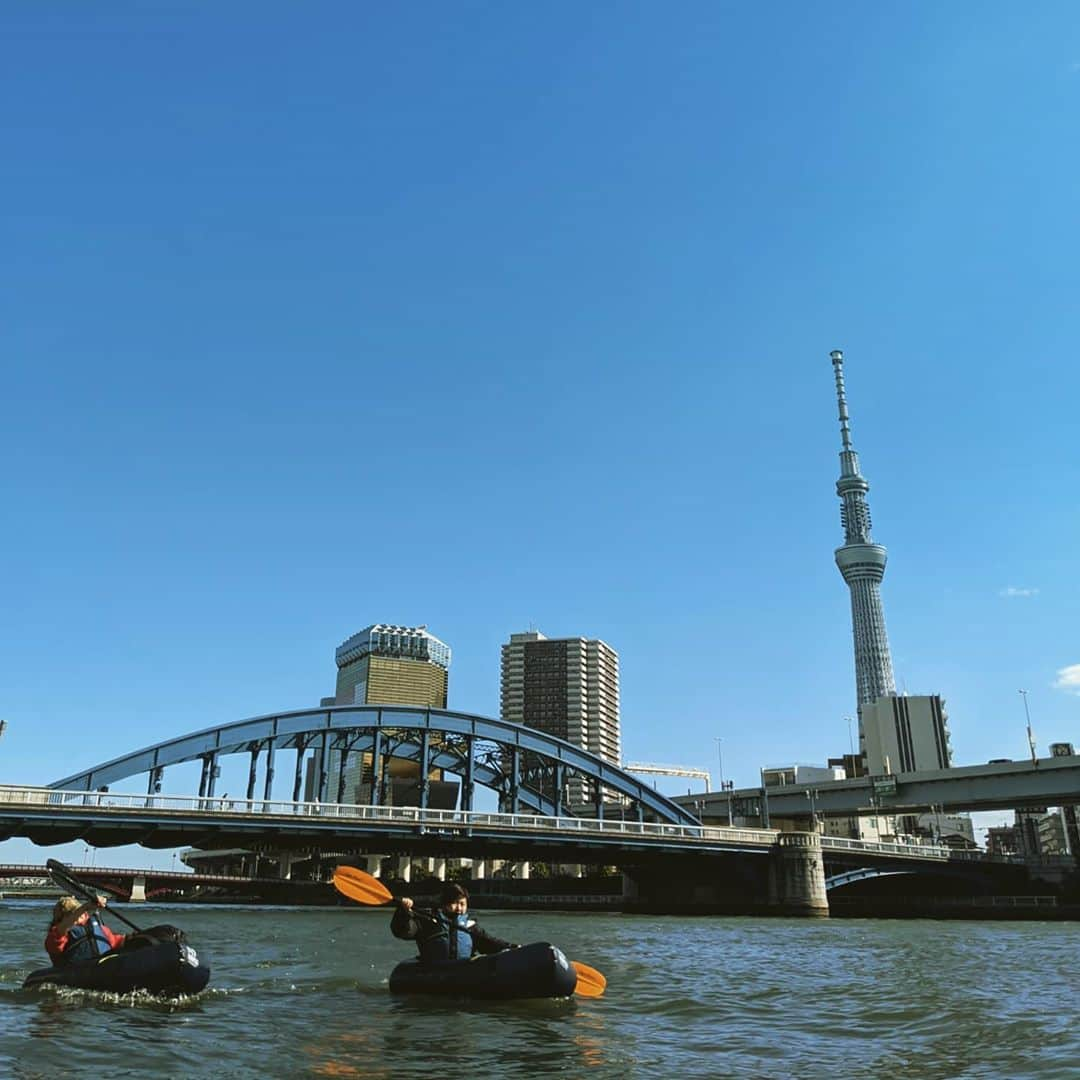 山下晃和さんのインスタグラム写真 - (山下晃和Instagram)「【OUTDOOR】さりげなく小型船舶一級免許を持っているので、東京都内の船の航行ルールというものを熟知しておりまして、東京パックラフトもここ数年でいろんなルートを開拓出来るように  この日も新しいルートへ  パックラフトは空気で膨らませるボートのことで、重さは約2kg、二人用テントくらいの大きさなので、バックパックに背負って運べます  東京には簡易船着場という場所が乗り降りできるところで、動力船ではないので、基本は河川のどこでも漕ぐことができます  秋の行楽日和なんて日も、カヤックのグループ1組くらいしかいないので 人の混雑などはまずないです  地下鉄移動なんで渋滞もなく、アドベンチャーが気軽に手軽に楽しめますよ  #パックラフト #何から始めるかまずは買うこと #そこから冒険は始まる #肩の筋肉痛 #packraft #packraftinh #outdoor #Tokyo #渋滞知らず #空いてる #マリンジェットはたくさんいた #川下り #東京が楽しい #東京 #駒形橋 #アクティビティ #旅 #水もの #隅田川 #小名木川 #東京スカイツリー #東京都のマーク #イチョウのマーク #keenambassador #keen @keen_japan」10月26日 7時34分 - travel_akikazoo