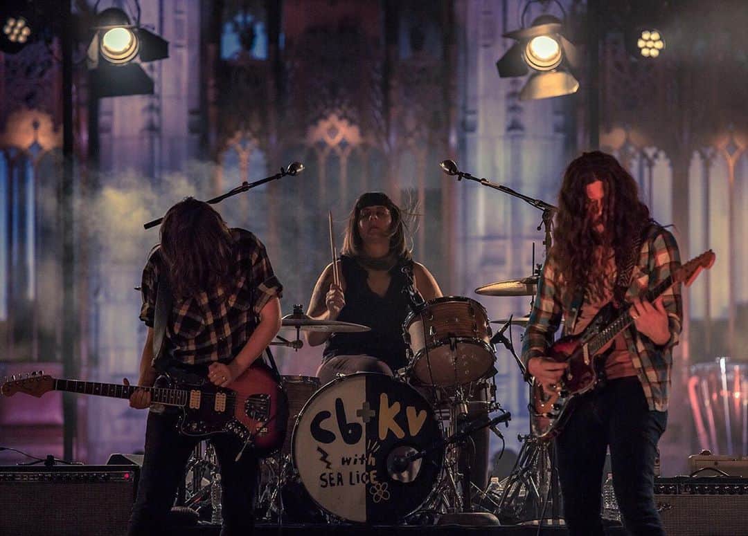 コートニー・バーネットのインスタグラム：「Rockefeller Chapel, Chicago 26/10/2017. Photo by @jamesrichardsiv for @brooklynvegan」