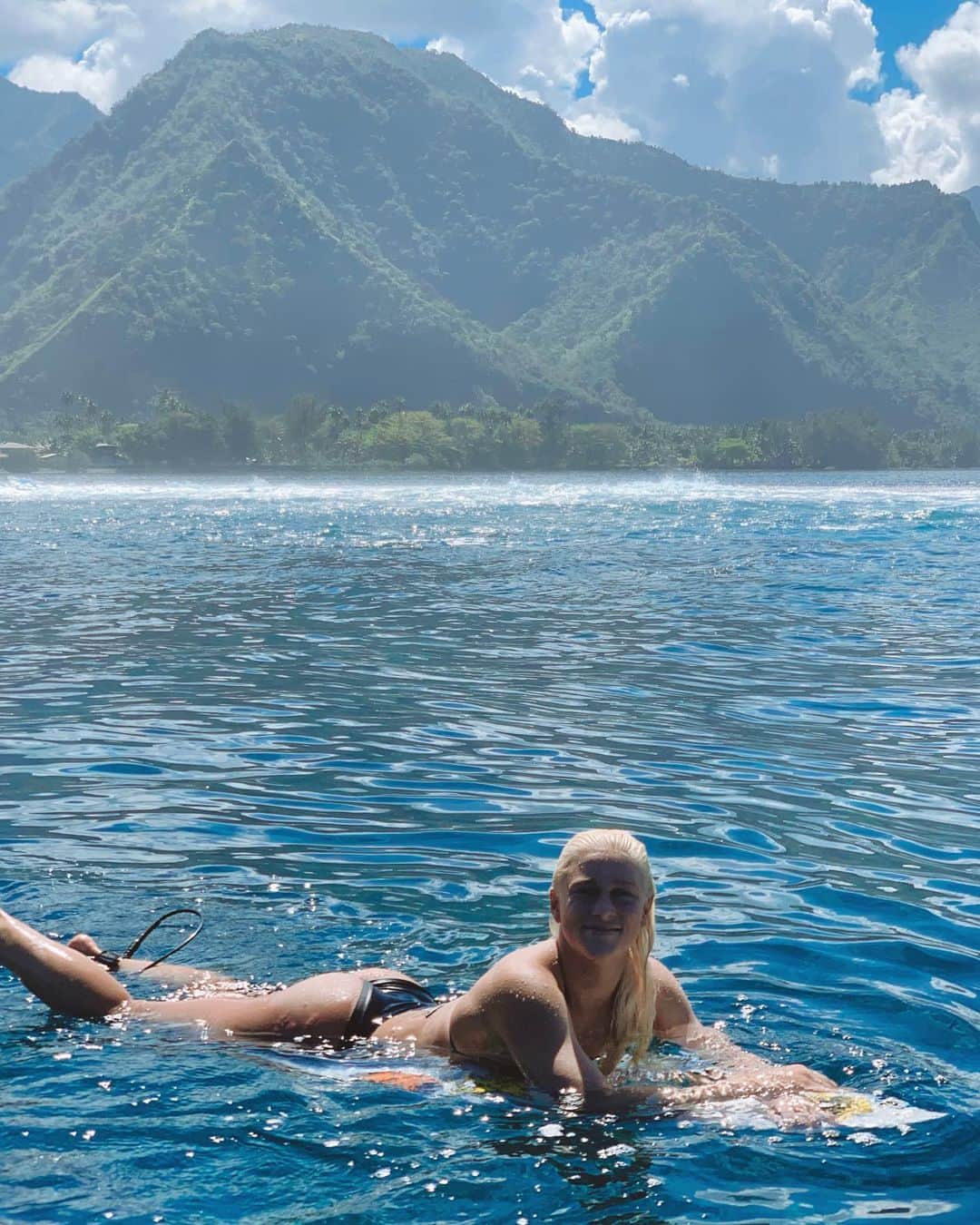 タティアナ・ウェストン・ウェブのインスタグラム：「de volta à vida na ilha, nada melhor disso😌💙 // back on island time and loving life 😌💙」