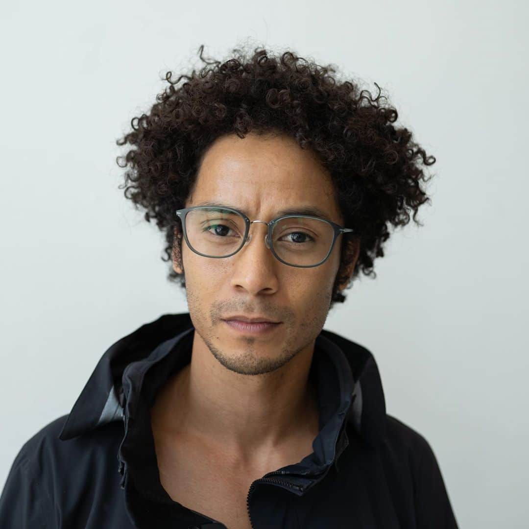 JINSのインスタグラム：「Have a strong prescription and are worried your glasses will be too heavy? Check out our Airframe line!  Durable and ultralight, Airframe is designed to make you feel as light as air 🌬️—even on the heaviest of days.」