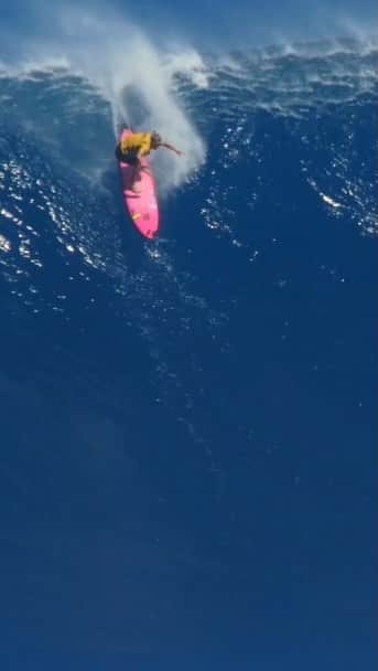 フェリシティー・パルマティアーのインスタグラム：「Because we’re moving into summer in Australia and further away from bigger swells I thought I would dig through the archives and start posting some content from over the years. As I sat and watched, I realised how much I’ve changed.  Facing Fear was a piece put together in 2018. It’s so interesting listening to my mindset and my perspective back then. I can hear how young I was, how scared I still was, but how hungry I was to do better and win and how driven I was by results.   Fast forward a couple of years and I was back out at Jaws in the Women’s final, ending up placing second by 1.49 and very proud of my performance and the waves that I caught that day.   Today I’m sitting here still very proud of that performance although uncertainty creeps in... With current circumstances I don’t know if I’ll get an opportunity to compete in the Big Wave Challenge or wether or not it will even run...   But I also sit here with a different perspective now realising that my happiness isn’t bound by a result in a contest but by my intrinsic nature to be better and moments in the ocean that provide me with an intimate connection with nature to remind me of what I belong to, what I am made of and what I am a part of ✨🏄🏼‍♀️ @wsl @wslbigwave」