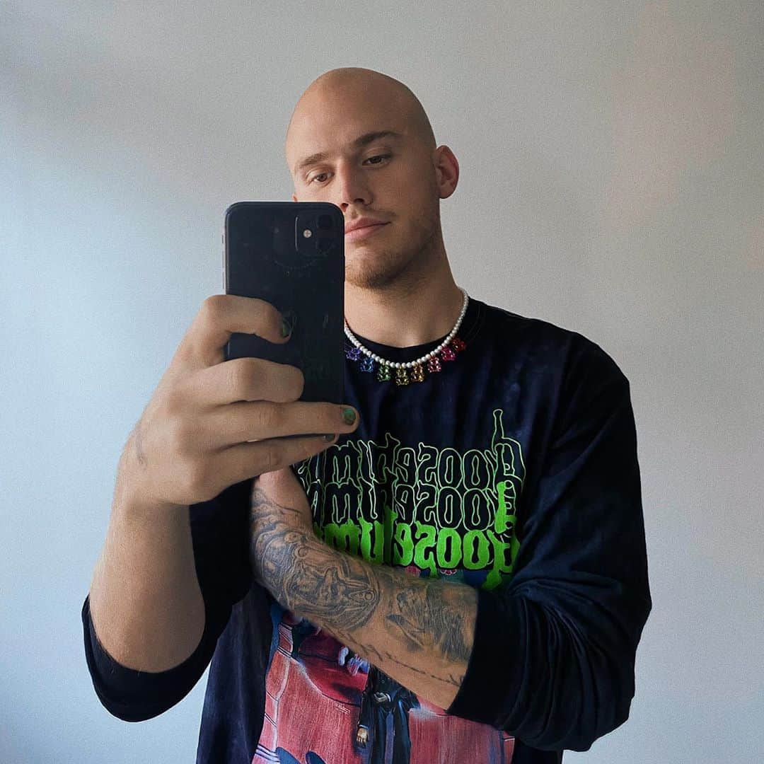 ブランドン・シェイアのインスタグラム：「got a new shirt & necklace 👽」