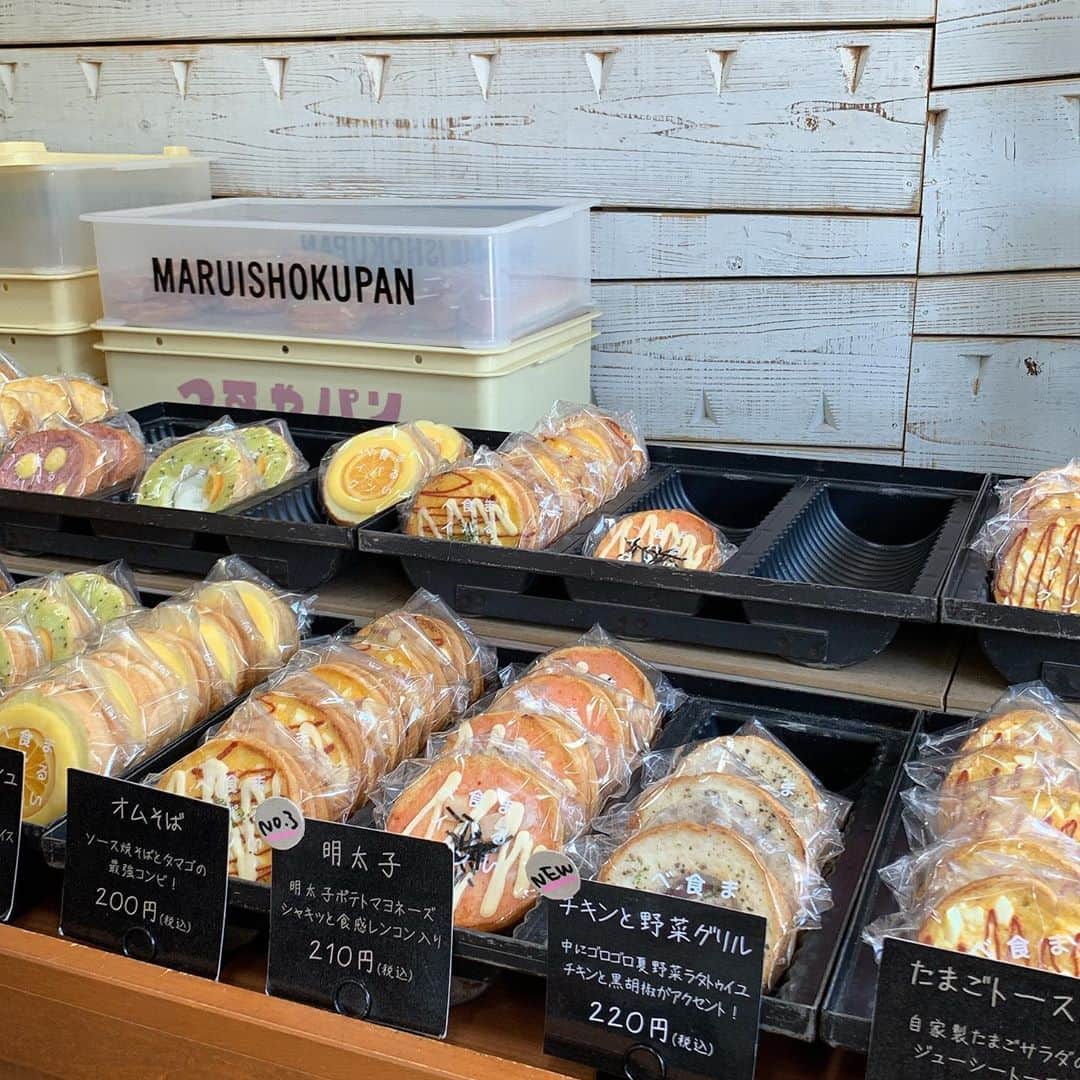 MERYさんのインスタグラム写真 - (MERYInstagram)「.⁣ 食パンなのにまるい？！インパクトありすぎな食パン専門店が気になりすぎる💞⁣ .⁣ 滋賀県にある『まるい食パン専門店』は、ころんとしたシルエットがなんともキュートな“まるい食パン”を販売しているお店。⁣ 特に、焼きたてがとっても美味しいんだとか💫⁣ .⁣ 【店舗情報】⁣ 住所：滋賀県長浜市朝日町15-31⁣ 営業時間：8：00～17：00⁣ 定休日：毎週水曜日⁣ .⁣ 記載している営業時間・定休日は異なる場合がございます。事前にご確認ください。⁣ お店の感染予防対策にも必ず従い、安全に楽しむことを心がけましょう。⁣ .⁣ MERYでは他にも「かわいい」に近づくさまざまな情報を発信しています。⁣ @mery.beauty コスメ・美容に特化した情報をお届け♡⁣ @mery_spot 話題のカフェやお出かけスポットをご紹介！⁣ @_meryshop_  MERYセレクトの可愛いアイテムがたくさん⁣ こちらもぜひチェックしてみてください！⁣ .⁣ .⁣ photo by @_mmn_3_ @a8ka_213⁣ .⁣ #MERY #regram #shiga #bakery #滋賀 #滋賀旅行 #滋賀観光 #食パン #食パン専門店 #まるい食パン #つるや食パン #まるい食パン専門店 #まるい食パンサンド #パン #サンドウィッチ #パン好き #パン好きな人と繋がりたい #パン好きと繋がりたい #パン好き女子 #パン屋 #パン屋巡り #パン屋さん #ベーカリー #食パンアレンジ #食パンレシピ #パン大好き #お洒落 #お洒落さんと繋がりたい #MERY女子 #メリー」10月26日 8時00分 - mery.jp
