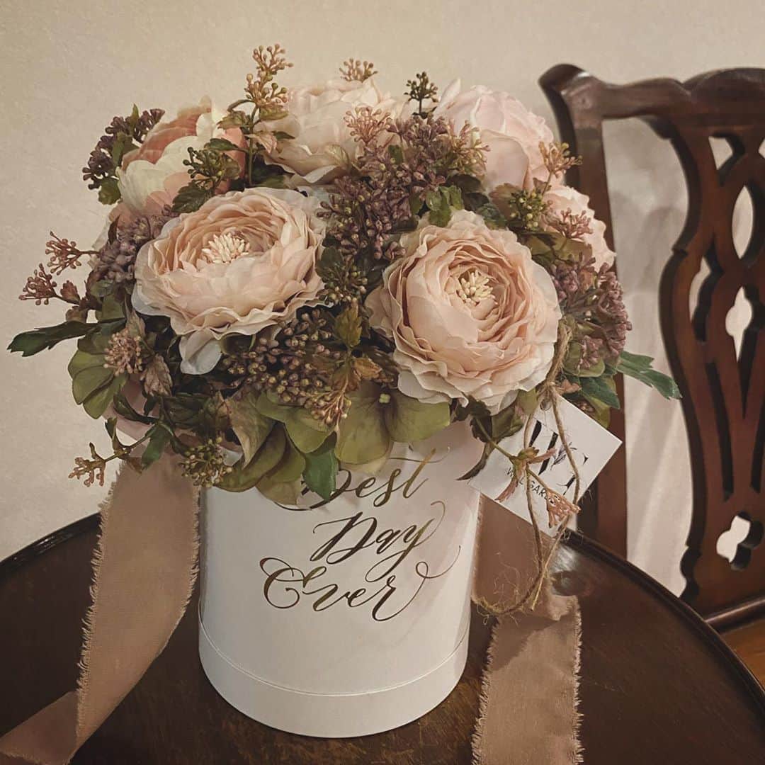 畑野ひろ子のインスタグラム：「@willgarden_official  アーティフィシャルbox🌹 素敵な記念日フラワーのオーダー頂きました。 華やかなアンティークピンクのラナンをメインに、柔らかな色味でまとめたアレンジ。  #flowers #arrangement  #artificialflower #boxflower #gift #willgarden」