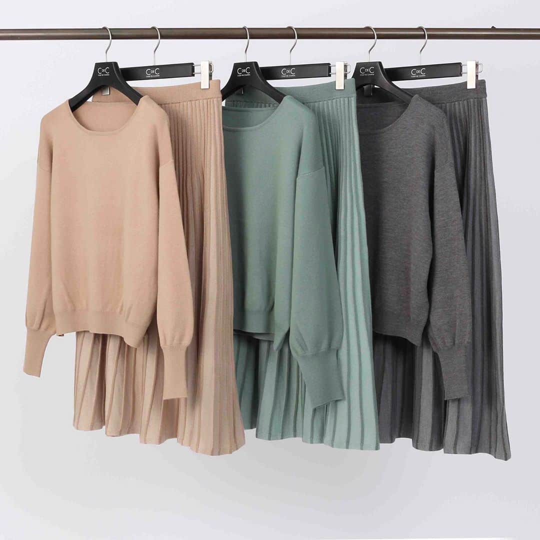 cdec_official Aesthetic Senseのインスタグラム：「. 2020 WINTER New Arrival . . ニット素材で仕立てた、プルオーバーとプリーツ風スカートのセットアップ。プルオーバーは、身体のラインを拾わないゆったりとしたフォルムとパフスリーブでトレンドをプラス。トップス、スカートともに単品でも活躍します . ニットアップ　¥25,300 ベージュ・グリーン・グレー . .  #クードシャンス #2020秋冬 #WINTER #冬コーデ  #WINTERFASHON #トレンド #華やかコーデ　#カジュアルコーデ  #細見え #着回しコーデ  #着回し #大人カジュアル #休日コーデ #ファッション  #大人コーデ  #大人コーディネート #今日のコーデ #今日のコーディネート #お洒落さんと繋がりたい #お洒落さんとつながりたい #ファッション好きな人と繋がりたい #大人女子 #大人女子コーデ #リモートワーク#おしゃれコーデ#リラックスコーデ#ニット #ニットコーデ #ニットセットアップ」