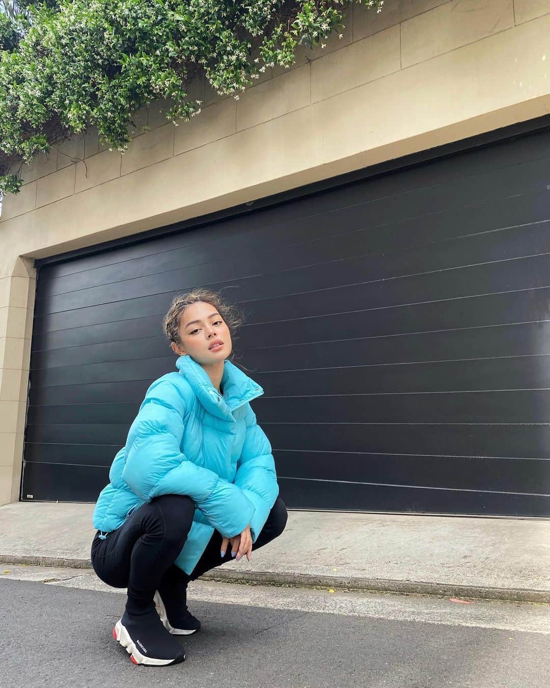 リリーマイマックのインスタグラム：「It’s spring & you’re either wearing a bikini or a puffer jacket 🤷🏻‍♀️ @alo」