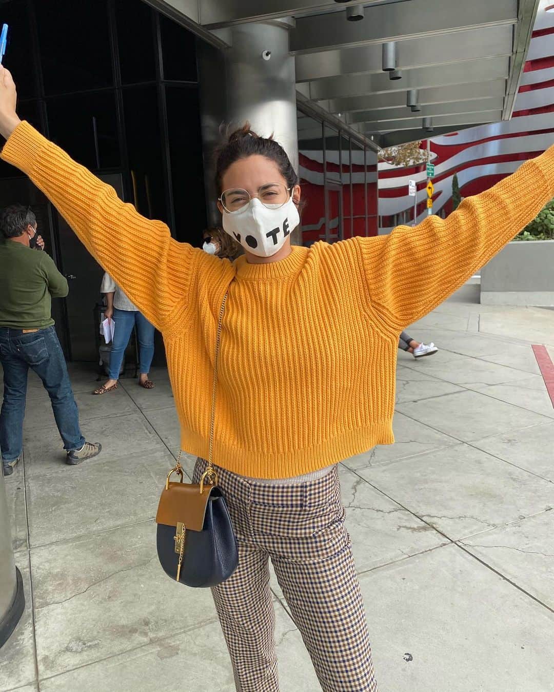 ロレンザ・イゾのインスタグラム：「The category is... CIVIC DUTY! Hoy voté por un mejor 🇨🇱 para construir y crecer #plebiscito」