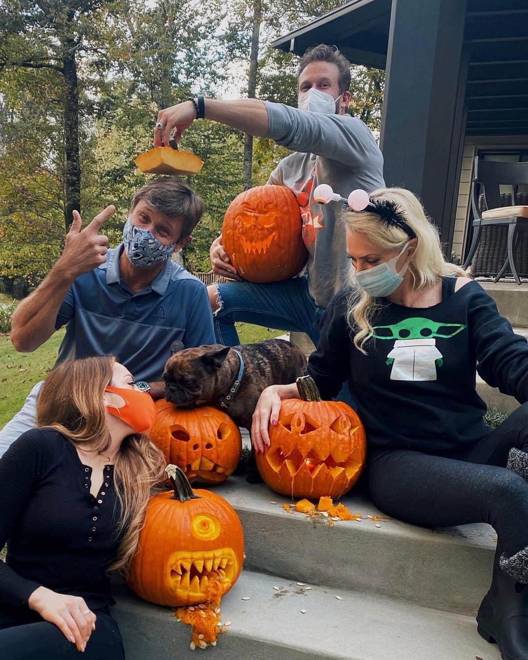 エリザベス・ギリースのインスタグラム：「A wholesome Halloween family portrait 🧡」