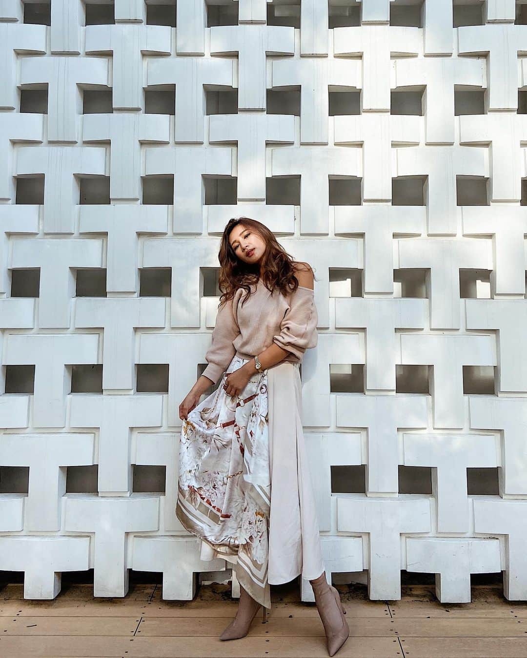 新井ニーニャのインスタグラム：「☕️﻿ ﻿ 𝐆𝐨𝐨𝐝 𝐦𝐨𝐫𝐧𝐢𝐧𝐠❤︎﻿ ﻿ ﻿ 10月も最後の週📅﻿ 今週が終わったら、年末まで残り﻿ 2ヶ月を切ることに…😳﻿ ﻿ コロナがあったから﻿ 1年がより長く感じるなぁ😯﻿ ﻿ 気を緩めずに﻿ 今日から1週間、頑張ろうっと😊﻿ ﻿ フォロワーさん達も体調崩さないように﻿ お互いがんばりましょ〜ね🙏💞﻿ ﻿ ﻿ この間のコーディネート🛍🎀﻿ @belinda_official_world  ﻿ スカートとトップスは﻿ 別に見えてドッキングされてるので﻿ 1着ですぐオシャレ👗💞﻿ 上からニットをレイヤードするのが﻿ 可愛いのです❤️﻿ ﻿ ﻿ ﻿ #コーディネート #ファッション #働くママ #ワンピース﻿  #ワンピースコーデ #ピンヒールコーデ #ニット」