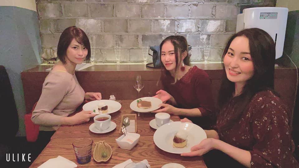 SHIRAISHIMIHOのインスタグラム：「大好きな2人　@lll.mica.lll @tsutsuji1164 とオイスターバー🦪 凄く楽しかった😚✨✨ 生牡蠣の食べ比べ、牡蠣パイ包み、お肉もとても美味しかったなあ(^^) また行きたい♪ 次はチーズケーキ🧀 #oyster #oysterbar  #ginza #ペスカデリア銀座  #牡蠣」