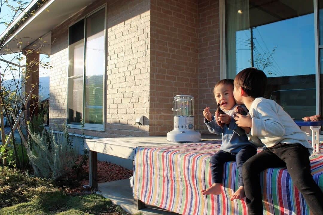 エコフィールド株式会社さんのインスタグラム写真 - (エコフィールド株式会社Instagram)「【フォトコンテストNo.09】  題名『デッキで食欲の秋』  コメント アイアンウッドのデッキは 家族団欒のスペース。  四季の移り変わりを感じながら、 四季に合った楽しみ方をしています。  春は暖かい太陽の下でおにぎり、 夏はプールをやった後にBBQ、 秋は自分達で掘ったサツマイモを 焼き芋にして出来立てを食べ、 冬はストーブを出して リクライニングチェアで大人のコーヒータイム…etc(*^^*)  アイアンウッドの深い赤褐色が、 少しずつ銀白色へうつっていく過程も楽しみです。 いつも家族の笑顔が溢れるウッドデッキが、 私たちのお気に入りです！  2019年完工裾野市O様邸新築工事 . . エコフィールドが主催するフォトコンテスト 『うちっちいいら？』 テーマは「エンジョイ！おうち時間」 対象は、 エコフィールドで 新築、リフォーム、リノベーションしたお客様です。  景品は 1位：BALMUDAトースター 2位：Anker Eufy RoboVac 15c（ロボット掃除機） 3位：BRUNOホットプレート  ご応募お待ちしております！！  @eco_field_shizuoka . #エコフィールド #エア断の家 #エソラ #静岡 #富士市 #富士宮市 #沼津市 #三島市 #工務店 #注文住宅 #新築 #リノベーション #リフォーム #一戸建て #建築 #マイホーム #家 #インテリア #家づくり #暮らし #住まい #自由設計 #自然素材 #無垢 #木の家 #イエタテ相談カウンターパートナー #フォトコンテスト #うちっちいいら」10月26日 8時25分 - eco_field_shizuoka