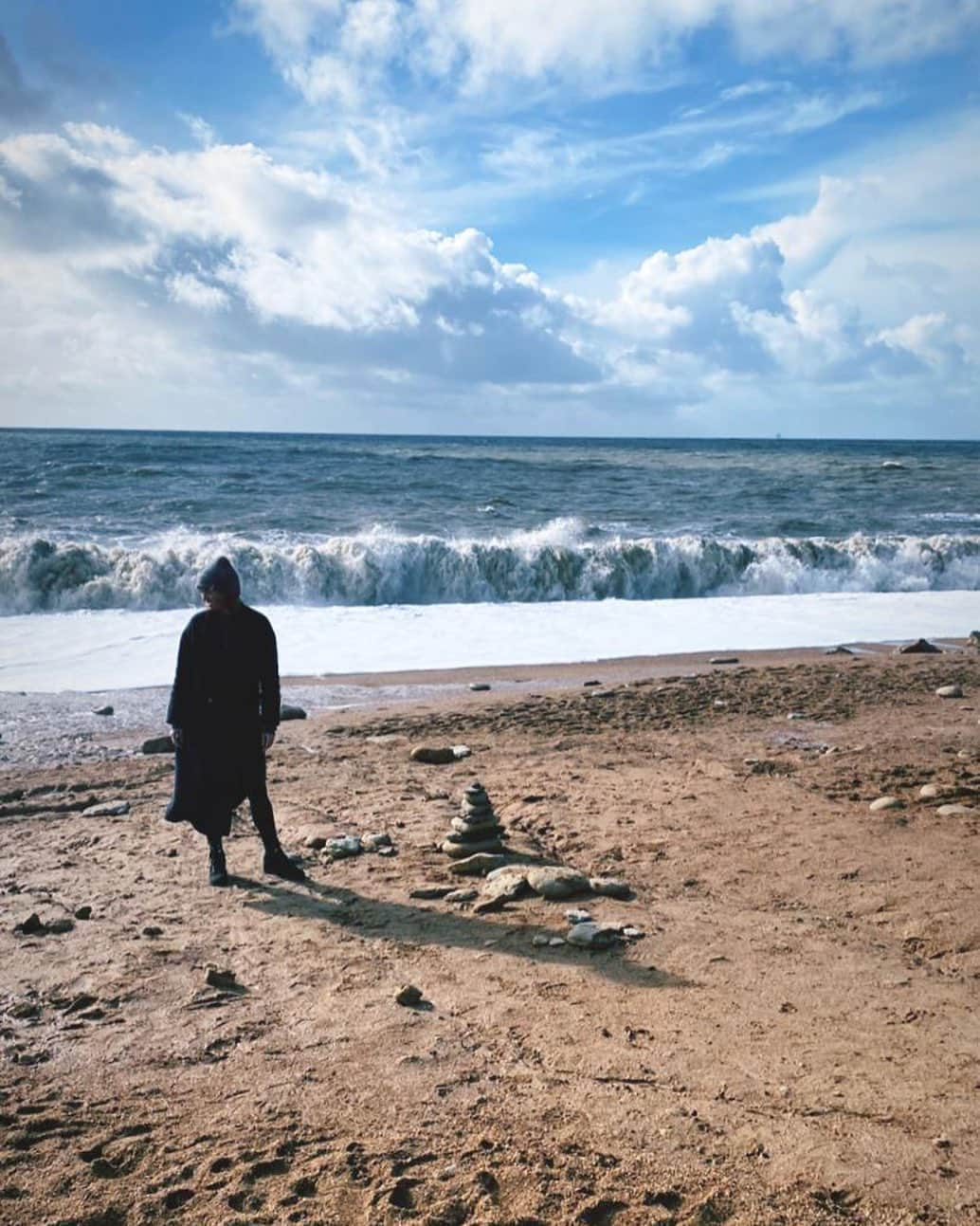 ローラ・ハドックさんのインスタグラム写真 - (ローラ・ハドックInstagram)「Sea air .. ain’t that the tonic.」10月26日 8時34分 - laurajhaddock