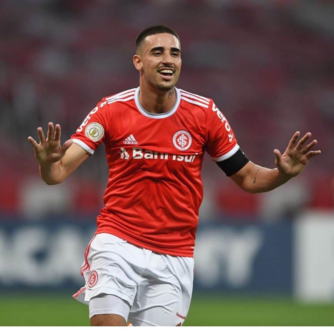 レナータ・ファンのインスタグラム：「Está jogando pouco esta criança, hein! @tgalhardo artilheiro do @scinternacional e do Brasileirão! Segue a líder por mais uma rodada para os secadores como @ronaldogiovaneli 😂😂 Que sufoco e nervoso passei hoje! Vou até comer um chocolate! Espero vcs no @jogoaberto desta Segunda, 11h!!! Boa noite Brasil! ❤️⚽️✔️ #inter #internacional #colorado #bigfan #torcedora #brasileiro #brasileirao #vamointer #vamovamointer #soccer #futebol #fútbol」