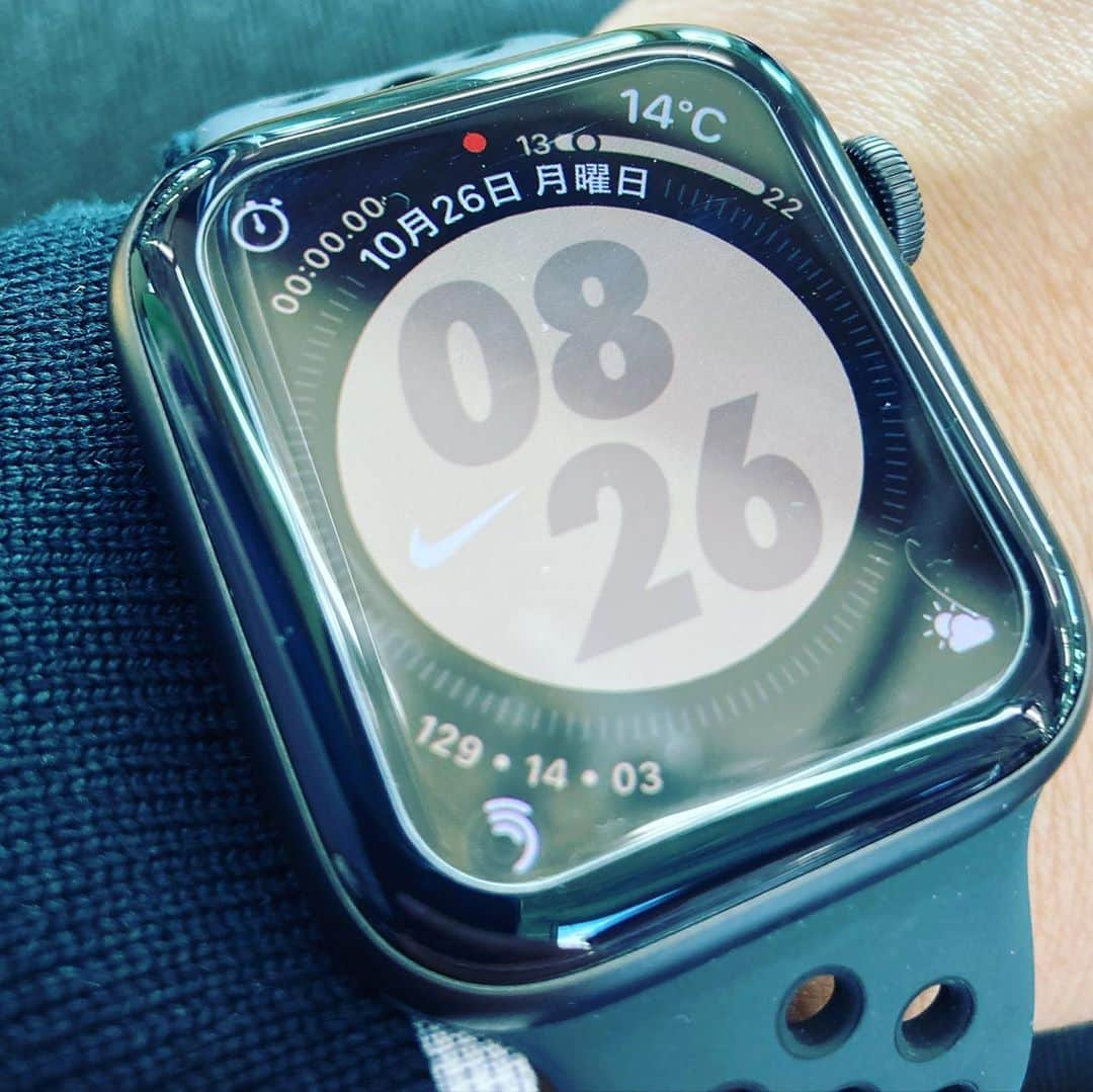 ごあきうえさんのインスタグラム写真 - (ごあきうえInstagram)「#AppleWatch 買った！ もうね、ずっと欲しかったんだけどやっと思い切って。  Apple Watch #NIKE のモデルが欲しくて 数店舗行ったんだけで、在庫無しの取り寄せ言われて。 どうしても直ぐ欲しかったから店舗廻ってあった！ と、購入して自宅で開けたらNIKEモデルじゃなかった！  お店のミスで間違えて渡したみたい。  箱が黒と白で全然違うぞー。 初Apple Watch。 出足で躓いたけど、無事NIKEモデルをゲット！ ちょー、嬉しい！  #アップルWatch #AppleWatchNIKE #🍎」10月26日 8時37分 - goakiue