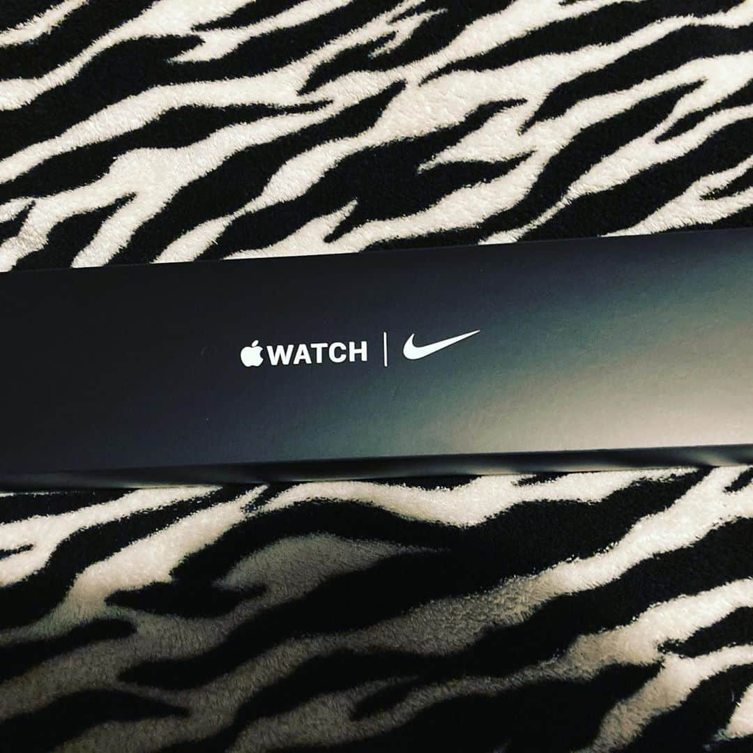 ごあきうえさんのインスタグラム写真 - (ごあきうえInstagram)「#AppleWatch 買った！ もうね、ずっと欲しかったんだけどやっと思い切って。  Apple Watch #NIKE のモデルが欲しくて 数店舗行ったんだけで、在庫無しの取り寄せ言われて。 どうしても直ぐ欲しかったから店舗廻ってあった！ と、購入して自宅で開けたらNIKEモデルじゃなかった！  お店のミスで間違えて渡したみたい。  箱が黒と白で全然違うぞー。 初Apple Watch。 出足で躓いたけど、無事NIKEモデルをゲット！ ちょー、嬉しい！  #アップルWatch #AppleWatchNIKE #🍎」10月26日 8時37分 - goakiue