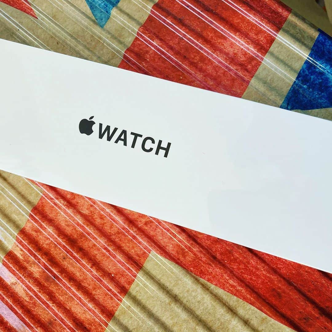 ごあきうえさんのインスタグラム写真 - (ごあきうえInstagram)「#AppleWatch 買った！ もうね、ずっと欲しかったんだけどやっと思い切って。  Apple Watch #NIKE のモデルが欲しくて 数店舗行ったんだけで、在庫無しの取り寄せ言われて。 どうしても直ぐ欲しかったから店舗廻ってあった！ と、購入して自宅で開けたらNIKEモデルじゃなかった！  お店のミスで間違えて渡したみたい。  箱が黒と白で全然違うぞー。 初Apple Watch。 出足で躓いたけど、無事NIKEモデルをゲット！ ちょー、嬉しい！  #アップルWatch #AppleWatchNIKE #🍎」10月26日 8時37分 - goakiue