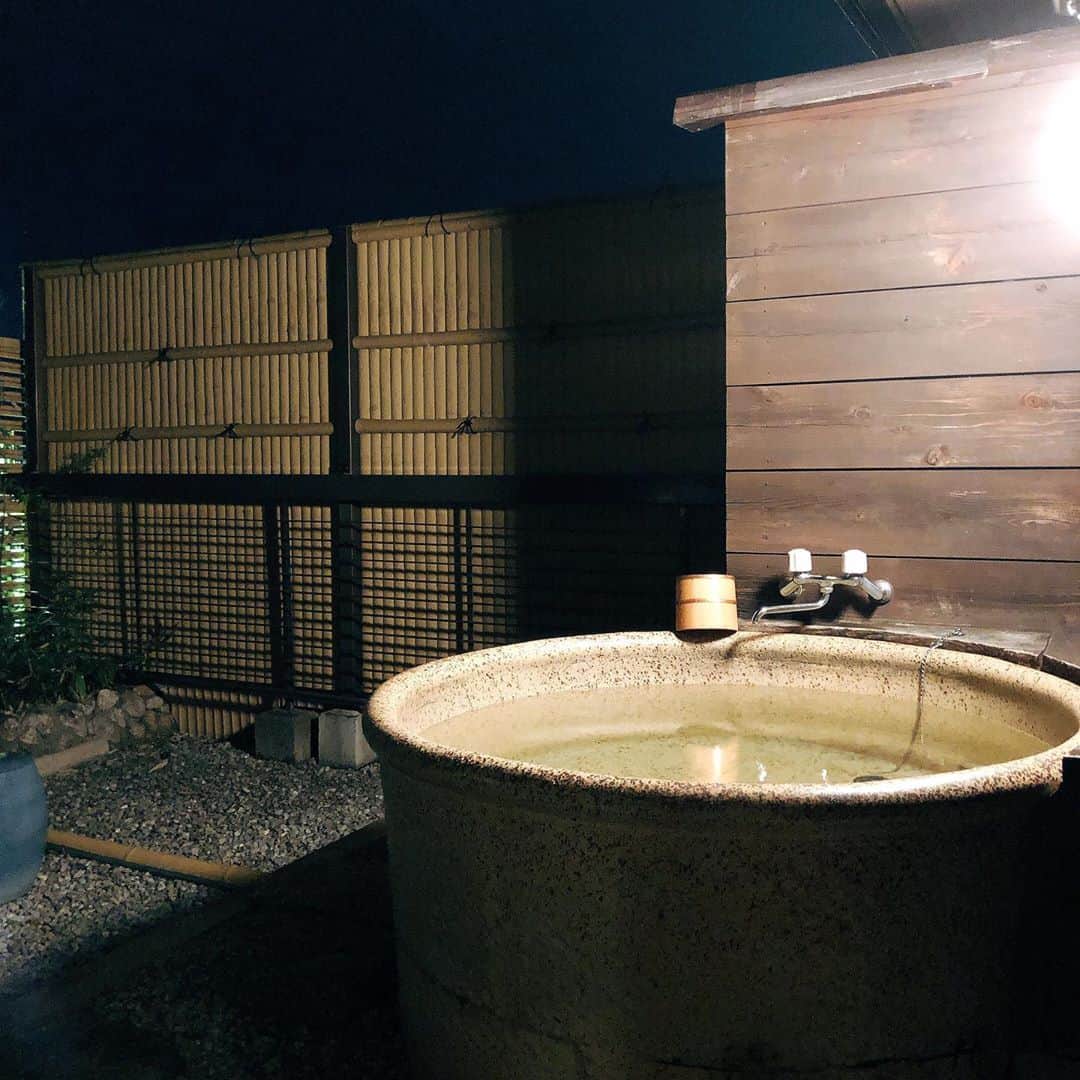 真麻さんのインスタグラム写真 - (真麻Instagram)「滋賀県旅行記②✨琵琶湖がすぐ側の #びわこの千松 ✩.*˚ 私たちが泊まる旅館はだいたい露天風呂付きなんだけど、この日は雨降ってきちゃって少し寒かったぁ;(´•௰•`)☂GoToキャンペーンで取りたい宿がなかなか取れなかったみたい…いつも探してくれる彼にありがとう💕1月に熱海予定してるからそれも楽しみ(*˘ ³˘)♥ ✩.*˚ 朝ご飯はやっぱり炊きたてご飯よね❤おかわりは我慢しました…(笑) ✩.*˚ ラウンジでのティータイムも楽しんで( *ˊ▿ˋ*)っ🍵窓から外がなんか京都みたいだねぇって✨旅行の時にしかでない会話もあるし、ホント楽しい🎀好きが増し増しになるねっ😘 ✩.*˚ 最近の妊活記録は、2回目AIHダメでした😅あんまり頑張り過ぎるのも2人のためによくないし…11月はお休みしてタイミングのみ、12月は3回目挑戦かなって。パートも楽しいし、今は目の前の日々を笑顔で乗り切りたいな(ฅ'ω'ฅ)何より大切な、彼との仲良くする時間を日々重ねて、お互い思いやらないとね❣️自分の中であんまり強くいつまでにどうって決めすぎると、追い込んでしまうから良くない😂性格もあるよね💦彼が毎月どこか行こうって連れ出してくれるのも優しさだし、2人の思い出が増えることは幸せ👏当たり前になりすぎちゃダメ絶対🙅‍♀️感謝の日々… ✩.*˚ ✩.*˚ ✩.*˚ #滋賀県観光 #比叡山延暦寺  #琵琶湖 #gotoトラベルキャンペーン #gotoキャンペーン  #妊活記録 #妊活中の人と繋がりたい #妊活中 #婚活相談  #人工授精 #aih2回目  #露天風呂付き客室」10月26日 8時41分 - masaaoyama3