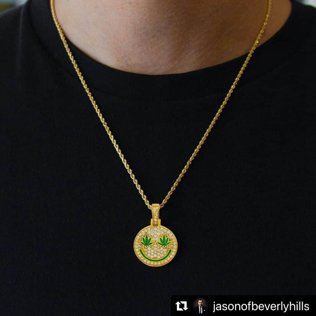 Jason of Beverly Hills Tokyoのインスタグラム：「@jasonofbeverlyhills   スマイルでいる瞬間を忘れずに。Take the time to smile and be happy!!  #diamonds #ダイアモンド﻿ #jewelry #ジュエリー #necklace #ネックレス﻿ #jasonofbeverlyhills #luxury #ジュエリー #beverlyhills #ビバリーヒルズ﻿ #jasonofbh #ロサンゼルス #ラスベガス﻿ #カスタムデザイン﻿ #カスタムジュエリー﻿ #銀座 #ブティック」