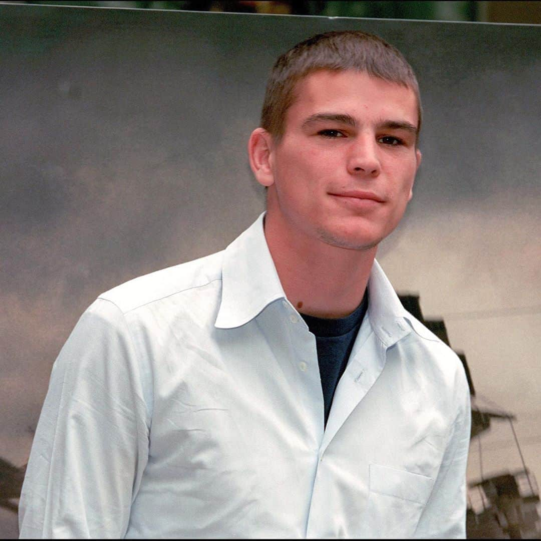 E! Onlineさんのインスタグラム写真 - (E! OnlineInstagram)「With enviable roles in #PearlHarbor, #BlackHawkDown, and more, it's hard to imagine that one moment could completely change Josh Hartnett's view about his career.  Link in bio for the reason he began to resent Hollywood and "burn his bridges." (📷: Getty Images)」10月26日 8時59分 - enews